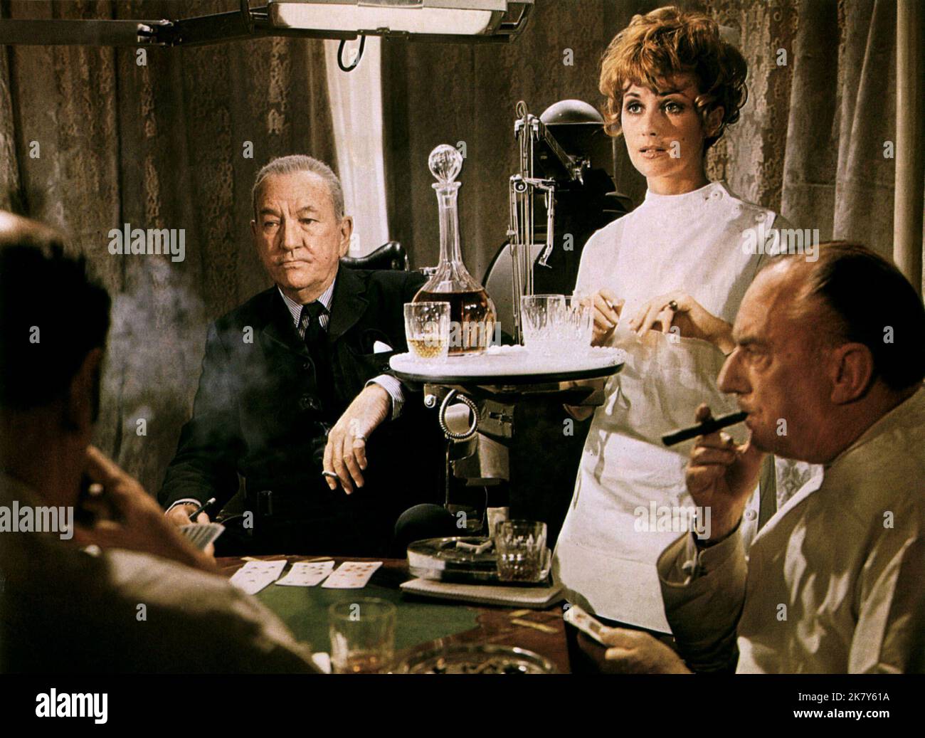 Noel Coward film The Italian Job (UK 1969) personnages : Mr. Bridger réalisateur : Peter Collinson 02 juin 1969 **AVERTISSEMENT** cette photographie est réservée à un usage éditorial et est protégée par les droits d'auteur de PARAMOUNT et/ou du photographe désigné par la société de production et ne peut être reproduite que par des publications en liaison avec la promotion du film ci-dessus. Un crédit obligatoire à PARAMOUNT est requis. Le photographe doit également être crédité lorsqu'il est connu. Aucune utilisation commerciale ne peut être accordée sans autorisation écrite de The film Company. Banque D'Images