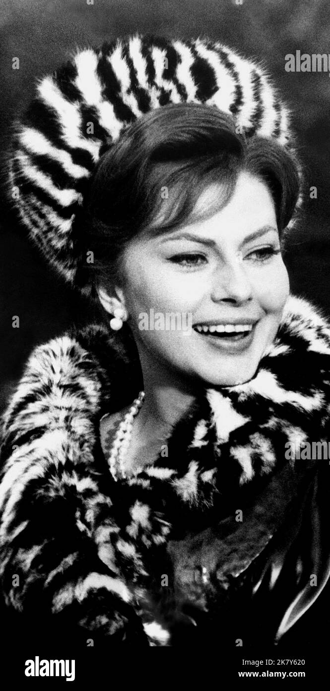 Soraya Esfandiary film Three faces of A Woman (1968) réalisateur : Michelangelo Antonioni 12 février 1965 **AVERTISSEMENT** cette photographie est réservée à un usage éditorial et est protégée par le copyright DE LAURENTIIS et/ou du photographe désigné par le film ou la société de production et ne peut être reproduite que par des publications en liaison avec la promotion du film ci-dessus. Un crédit obligatoire à DE LAURENTIIS est requis. Le photographe doit également être crédité lorsqu'il est connu. Aucune utilisation commerciale ne peut être accordée sans autorisation écrite de The film Company. Banque D'Images