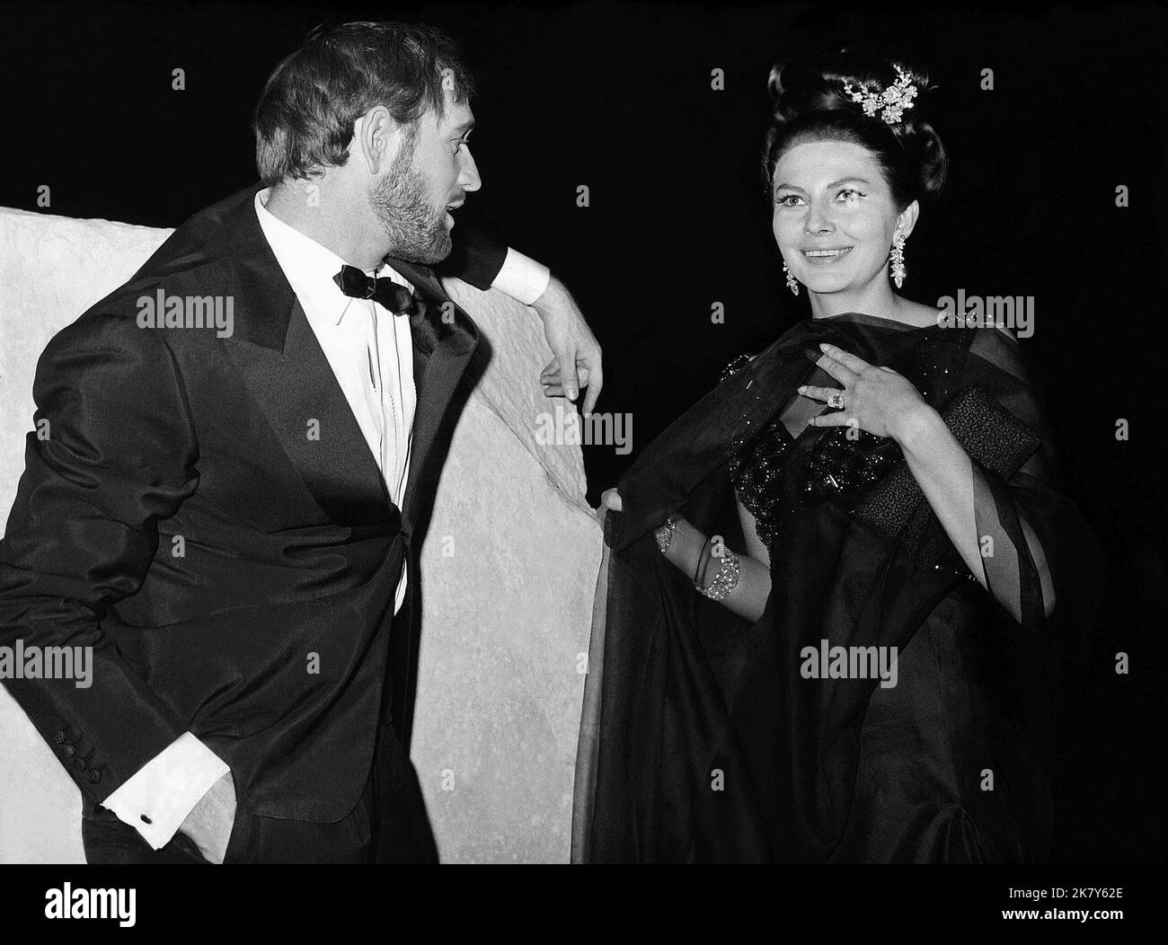 Richard Harris & Soraya film Three faces of A Woman (1965) réalisateur : Michelangelo Antonioni 12 février 1965 **AVERTISSEMENT** cette photographie est à usage éditorial exclusif et est la propriété de de LAURENTIIS et/ou du photographe désigné par la société de production et ne peut être reproduite que par des publications en liaison avec la promotion du film ci-dessus. Un crédit obligatoire à DE LAURENTIIS est requis. Le photographe doit également être crédité lorsqu'il est connu. Aucune utilisation commerciale ne peut être accordée sans autorisation écrite de The film Company. Banque D'Images