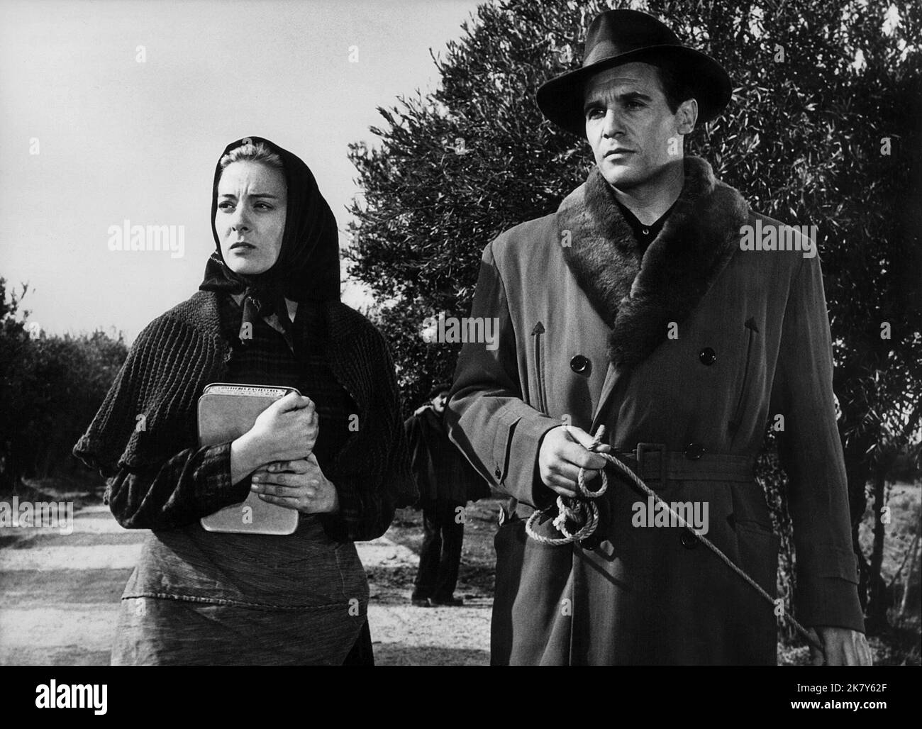 Silvia Pinal & Francisco Rabal film: Viridiana (1963) personnages: Viridiana & Jorge Directeur: Luis Buñuel 01 mai 1961 **AVERTISSEMENT** cette photographie est destinée à un usage éditorial exclusif et est le copyright de KINGSLEY-INT. Et/ou le photographe désigné par la Société de film ou de production et ne peut être reproduit que par des publications en conjonction avec la promotion du film ci-dessus. Un crédit obligatoire à KINGSLEY-INT. est obligatoire. Le photographe doit également être crédité lorsqu'il est connu. Aucune utilisation commerciale ne peut être accordée sans l'autorisation écrite de la Société du film. Banque D'Images