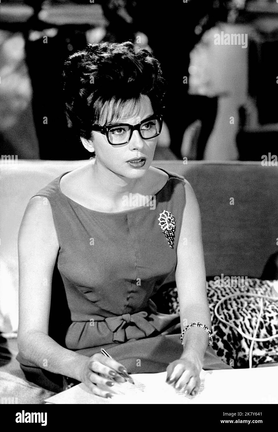 Soraya Esfandiary film Three faces of A Woman (1965) réalisateur : Michelangelo Antonioni 12 février 1965 **AVERTISSEMENT** cette photographie est réservée à un usage éditorial et est protégée par le copyright DE LAURENTIIS et/ou du photographe désigné par le film ou la société de production et ne peut être reproduite que par des publications en liaison avec la promotion du film ci-dessus. Un crédit obligatoire à DE LAURENTIIS est requis. Le photographe doit également être crédité lorsqu'il est connu. Aucune utilisation commerciale ne peut être accordée sans autorisation écrite de The film Company. Banque D'Images