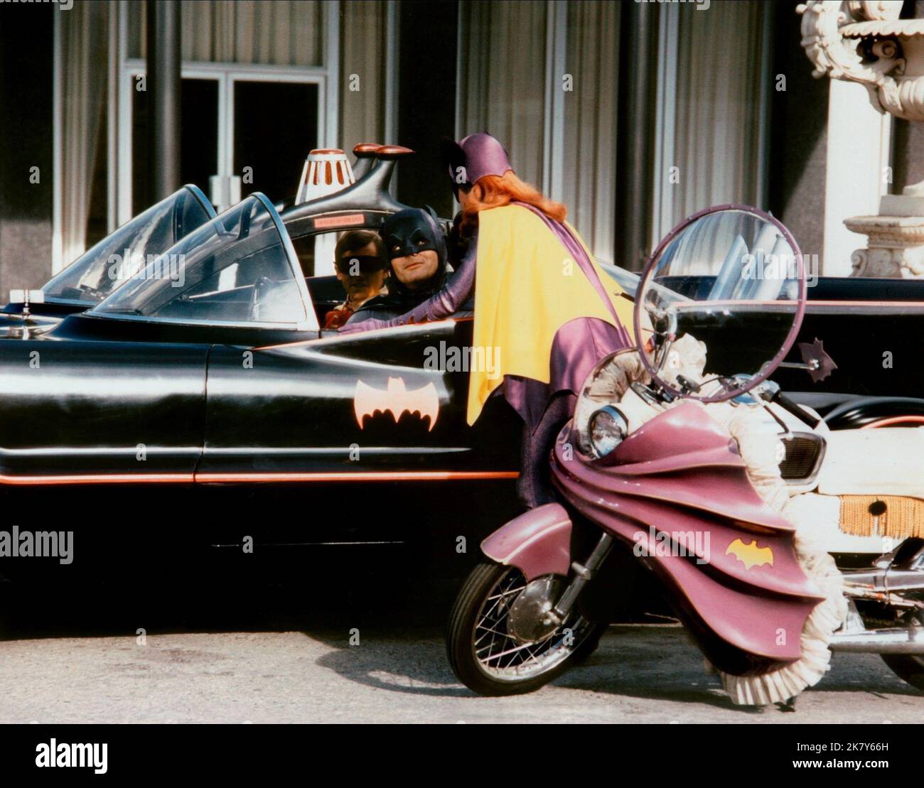 Burt Ward, Adam West & Yvonne Craig film Batman (série TV) personnages : Robin,Batman & Barbara Gordon/Batgirl USA 1966-1968, / 3. Staffel, saison 3 12 janvier 1966 **AVERTISSEMENT** cette photographie est réservée à un usage éditorial et est la propriété de ABC et/ou du photographe désigné par le film ou la société de production et ne peut être reproduite que par des publications dans le cadre de la promotion du film ci-dessus. Un crédit obligatoire à ABC est requis. Le photographe doit également être crédité lorsqu'il est connu. Aucune utilisation commerciale ne peut être accordée sans autorisation écrite de The film Company. Banque D'Images