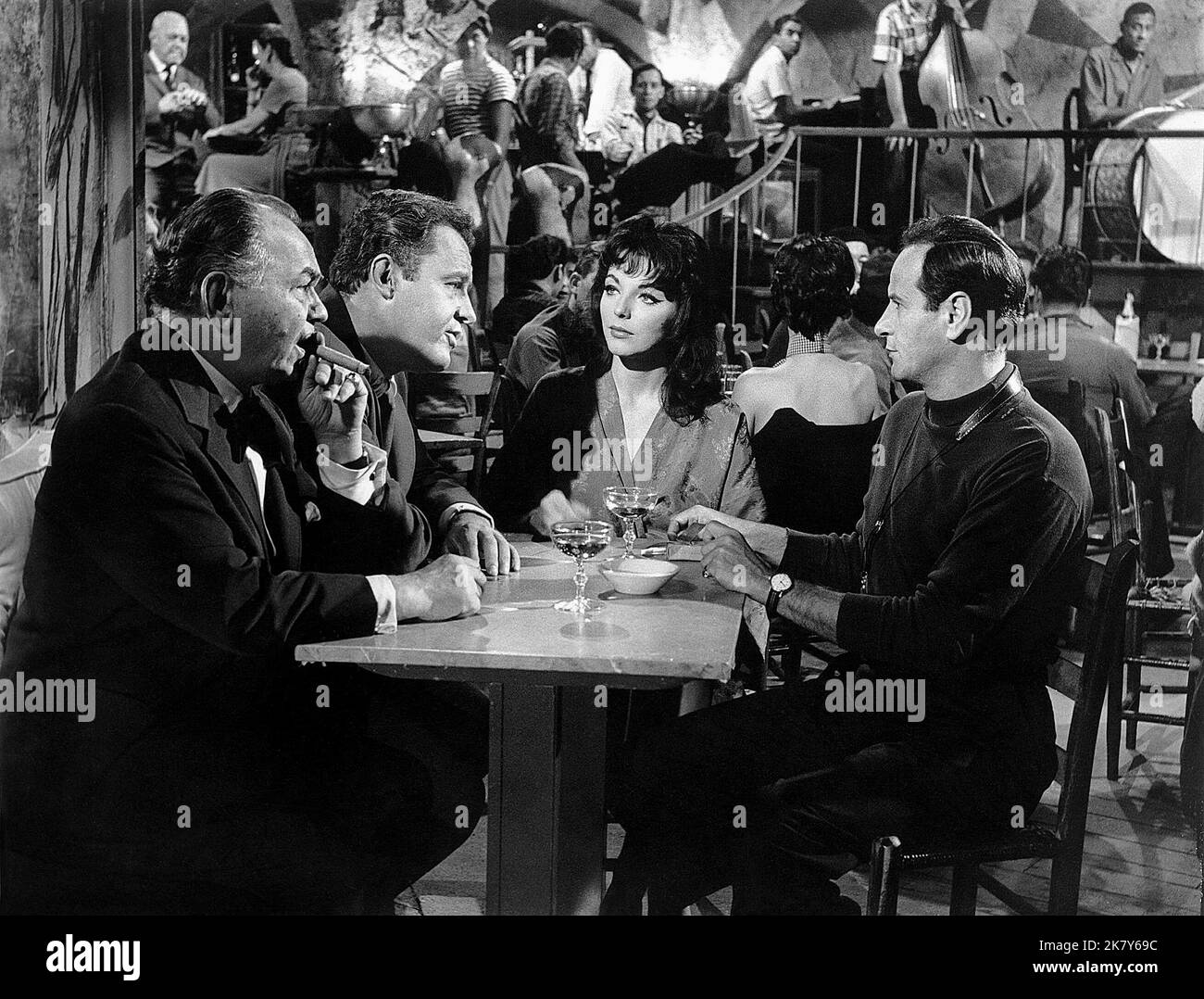 Edward G. Robinson, Rod Steiger, Joan Collins & Eli Wallach film: Seven Thieves (1969) personnages: Theo Wilkins / Dr. Vital,Paul Mason / John Edwards,Melanie / Madame de la Cruz & Poncho / Baron von Roelitz Directeur: Henry Hathaway 11 mars 1960 **AVERTISSEMENT** cette photographie est à usage éditorial exclusif et est le droit d'auteur de 20 CENTURY FOX et/ou le photographe assigné par la Société du film ou de la production et ne peut être reproduite que par des publications dans le cadre de la promotion du film ci-dessus. Un crédit obligatoire à 20 CENTURY FOX est requis. Le photographe doit également être crédité lorsque Banque D'Images