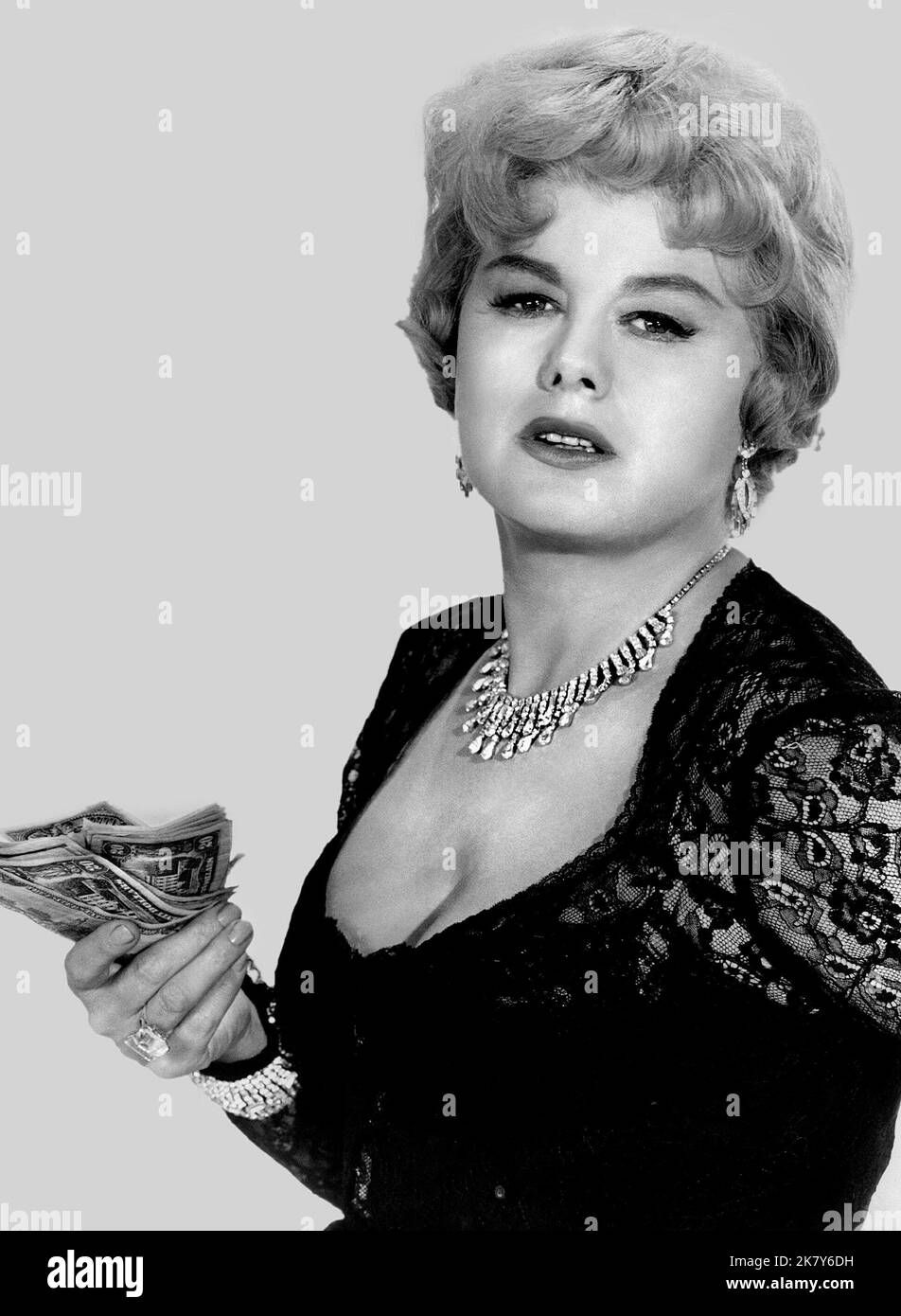 Shelley Winters film: A House is not A Home (1964) personnages: Polly Adler Directeur: Russell Rouse 12 août 1964 **AVERTISSEMENT** cette photographie est destinée à un usage éditorial exclusif et est le droit d'auteur de L'AMBASSADE et/ou du photographe assigné par la Société de film ou de production et ne peut être reproduite que par des publications en conjonction avec la promotion du film ci-dessus. Un crédit obligatoire pour L'AMBASSADE est requis. Le photographe doit également être crédité lorsqu'il est connu. Aucune utilisation commerciale ne peut être accordée sans l'autorisation écrite de la Société du film. Banque D'Images