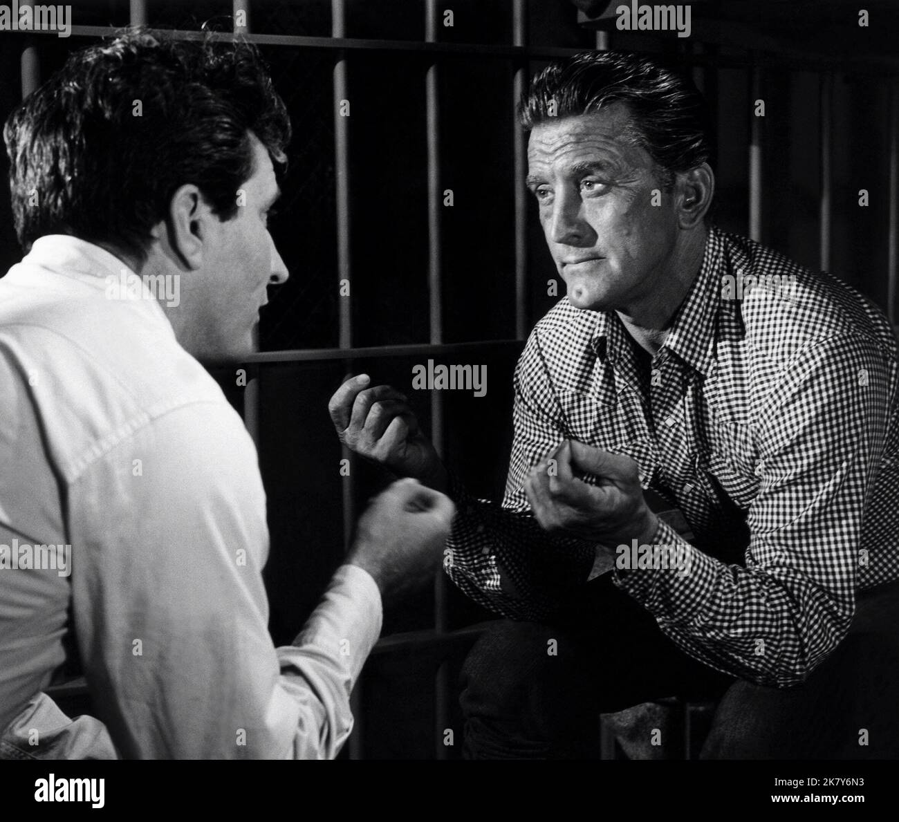 Michael Kane & Kirk Douglas film: Lonely are the Brave (USA 1962) personnages: John W. / Literaturverfilmung (basé sur le livre de Edward Abbey) Directeur: David Miller 27 avril 1962 **AVERTISSEMENT** cette photographie est à usage éditorial exclusif et est le droit d'auteur de JOEL PRODUCTIONS et/ou le photographe assigné par la Société du film ou de la production et ne peut être reproduite que par des publications dans le cadre de la promotion du film ci-dessus. Un crédit obligatoire pour LES PRODUCTIONS JOEL est requis. Le photographe doit également être crédité lorsqu'il est connu. Aucune utilisation commerciale ne peut être accordée sans autorisation écrite Banque D'Images Michael Kane & Kirk Douglas film: Lonely are the Brave (USA 1962) personnages: John W. / Literaturverfilmung (basé sur le livre de Edward Abbey) Directeur: David Miller 27 avril 1962 **AVERTISSEMENT** cette photographie est à usage éditorial exclusif et est le droit d'auteur de JOEL PRODUCTIONS et/ou le photographe assigné par la Société du film ou de la production et ne peut être reproduite que par des publications dans le cadre de la promotion du film ci-dessus. Un crédit obligatoire pour LES PRODUCTIONS JOEL est requis. Le photographe doit également être crédité lorsqu'il est connu. Aucune utilisation commerciale ne peut être accordée sans autorisation écrite Banque D'Images