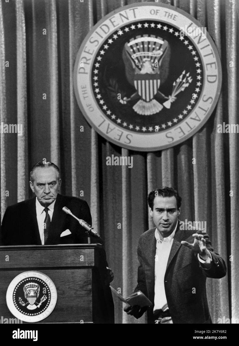 Fredric March & John Frankenheimer film: Seven Days in May (USA 1964) personnages: President Jordan Lyman & / Literaturverfilmung (basé sur le livre de Fletcher Knebel & Charles W. Bailey II) Directeur: John Frankenheimer 12 février 1964 **AVERTISSEMENT** cette photographie est destinée à un usage éditorial exclusif et est protégée par le droit d'auteur de SEPT PRODUCTIONS ARTISTIQUES et/ou du photographe attribué par la Société de film ou de production et ne peut être reproduite que par des publications dans le cadre de la promotion du film ci-dessus. Un crédit obligatoire pour SEPT PRODUCTIONS ARTISTIQUES est requis. Le photographe doit également être un bon de crédit Banque D'Images