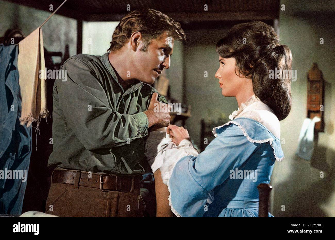 George Segal & Janice Rule film : invitation à Un Gunfighter (1963) personnages : Matt Weaver & Ruth Adams Directeur : Richard Wilson 14 octobre 1964 **AVERTISSEMENT** cette photographie est destinée à un usage éditorial exclusif et est le droit d'auteur des ARTISTES UNIS et/ou du photographe assigné par la Société de film ou de production et ne peut être reproduite que par des publications en conjonction avec la promotion du film ci-dessus. Un crédit obligatoire pour LES ARTISTES UNIS est requis. Le photographe doit également être crédité lorsqu'il est connu. Aucune utilisation commerciale ne peut être accordée sans l'autorisation écrite de la Société du film. Banque D'Images