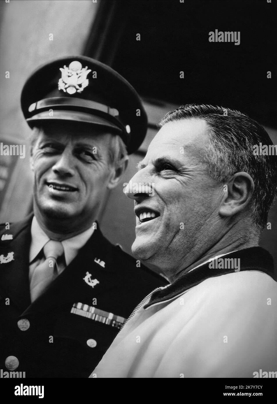 Richard Widmark & Stanley Kramer film: Jugement à Nuremberg; jugement à Nuremberg (USA 1963) personnages: Colonel TAD Lawson & Directeur: Stanley Kramer 14 décembre 1961 **AVERTISSEMENT** cette photographie est destinée à un usage éditorial exclusif et est protégée par les droits d'auteur des ARTISTES UNIS et/ou du photographe assigné par la Société de film ou de production et ne peut être reproduite que par des publications dans le cadre de la promotion du film ci-dessus. Un crédit obligatoire pour LES ARTISTES UNIS est requis. Le photographe doit également être crédité lorsqu'il est connu. Aucune utilisation commerciale ne peut être accordée sans l'autorisation écrite de l'IF Banque D'Images