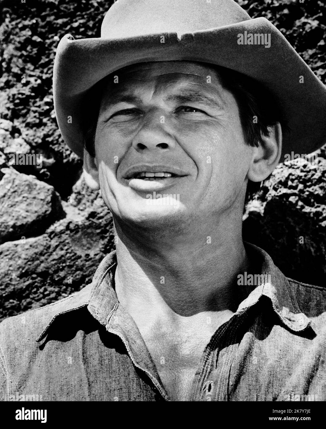 Charles Bronson film: The Magnificent Seven (USA 1960) personnages: Bernardo O'Reilly Directeur: John Stenges 23 octobre 1960 **AVERTISSEMENT** cette photographie est à usage éditorial exclusif et est le droit d'auteur des ARTISTES UNIS et/ou du photographe assigné par la Société de film ou de production et ne peut être reproduite que par des publications dans le cadre de la promotion du film ci-dessus. Un crédit obligatoire pour LES ARTISTES UNIS est requis. Le photographe doit également être crédité lorsqu'il est connu. Aucune utilisation commerciale ne peut être accordée sans l'autorisation écrite de la Société du film. Banque D'Images