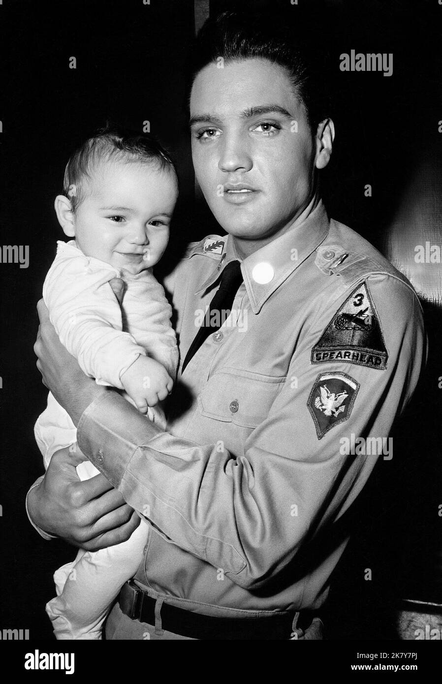 Elvis Presley film G.I. Blues (USA 1960) personnages : Tulsa McLean AVEC réalisateur : Norman Taurog 18 août 1960 **AVERTISSEMENT** cette photographie est réservée à un usage éditorial et est protégée par les droits d'auteur de PARAMOUNT PICTURES et/ou du photographe assigné par le film ou la société de production et ne peut être reproduite que par des publications en liaison avec la promotion du film ci-dessus. Un crédit obligatoire pour LES PHOTOS PARAMOUNT est requis. Le photographe doit également être crédité lorsqu'il est connu. Aucune utilisation commerciale ne peut être accordée sans autorisation écrite de The film Company. Banque D'Images