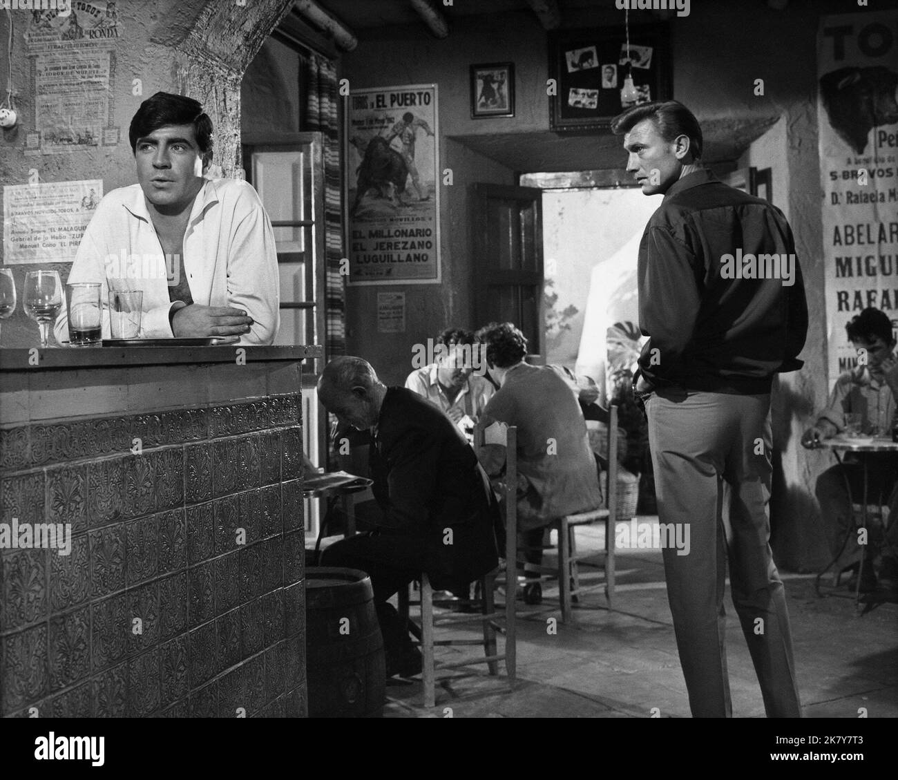 Alan Bates & Laurence Harvey film The Running Man (1963) personnages : Stephen & Rex Black réalisateur : Carol Reed 13 septembre 1963 **AVERTISSEMENT** cette photographie est à usage éditorial exclusif et est la propriété de COLUMBIA et/ou du photographe désigné par The film or production Company et ne peut être reproduite que par des publications en liaison avec la promotion du film ci-dessus. Un crédit obligatoire à COLUMBIA est requis. Le photographe doit également être crédité lorsqu'il est connu. Aucune utilisation commerciale ne peut être accordée sans autorisation écrite de The film Company. Banque D'Images