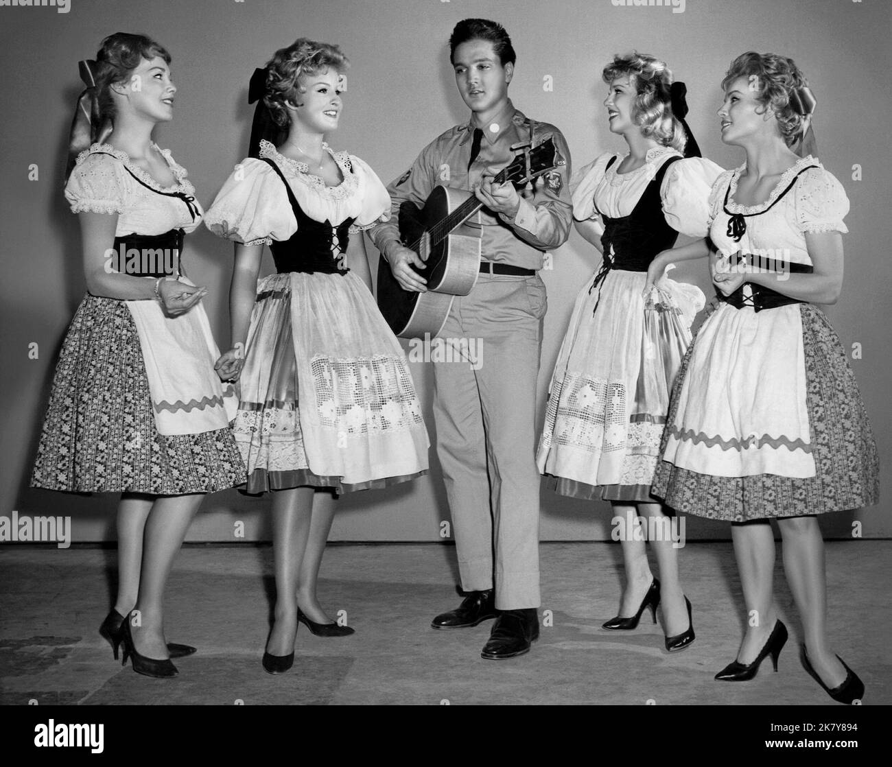 Elvis Presley film G.I. Blues (USA 1960) personnages : Tulsa McLean réalisateur : Norman Taurog 18 août 1960 **AVERTISSEMENT** cette photographie est réservée à un usage éditorial et est protégée par les droits d'auteur de PARAMOUNT PICTURES et/ou du photographe désigné par la société de production et ne peut être reproduite que par des publications en liaison avec la promotion du film ci-dessus. Un crédit obligatoire pour LES PHOTOS PARAMOUNT est requis. Le photographe doit également être crédité lorsqu'il est connu. Aucune utilisation commerciale ne peut être accordée sans autorisation écrite de The film Company. Banque D'Images