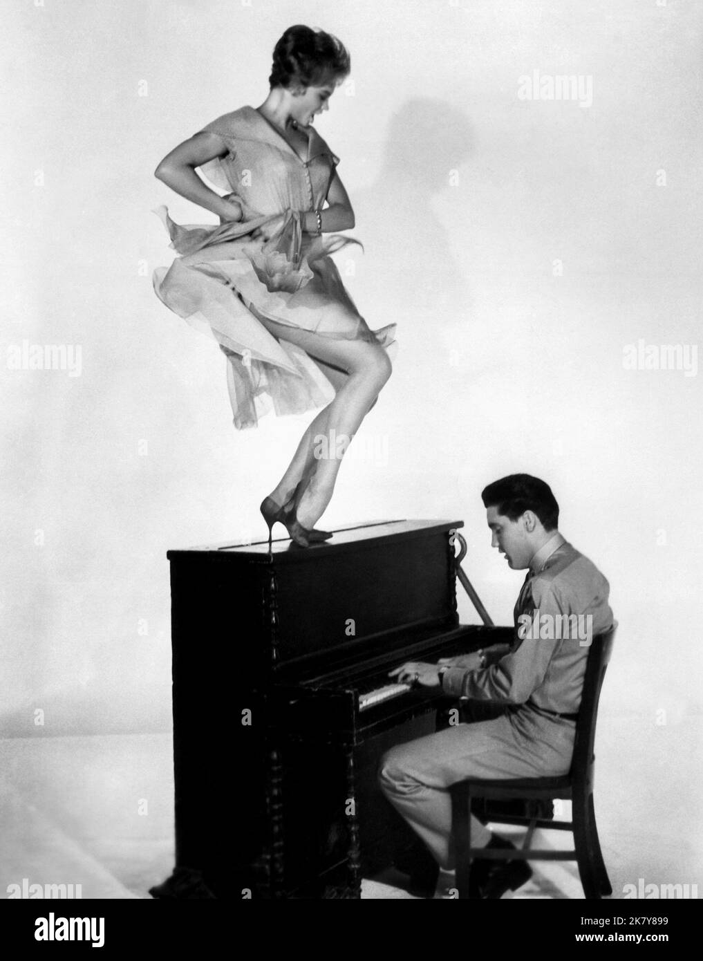 Juliet Prowse & Elvis Presley film G.I. Blues (USA 1960) personnages : Lili & Tulsa McLean réalisateur : Norman Taurog 18 août 1960 **AVERTISSEMENT** cette photographie est réservée à un usage éditorial et est protégée par les droits d'auteur de PARAMOUNT PICTURES et/ou du photographe attribué par le film ou la société de production et ne peut être reproduite que par des publications en liaison avec la promotion du film ci-dessus. Un crédit obligatoire pour LES PHOTOS PARAMOUNT est requis. Le photographe doit également être crédité lorsqu'il est connu. Aucune utilisation commerciale ne peut être accordée sans autorisation écrite de The film Company. Banque D'Images