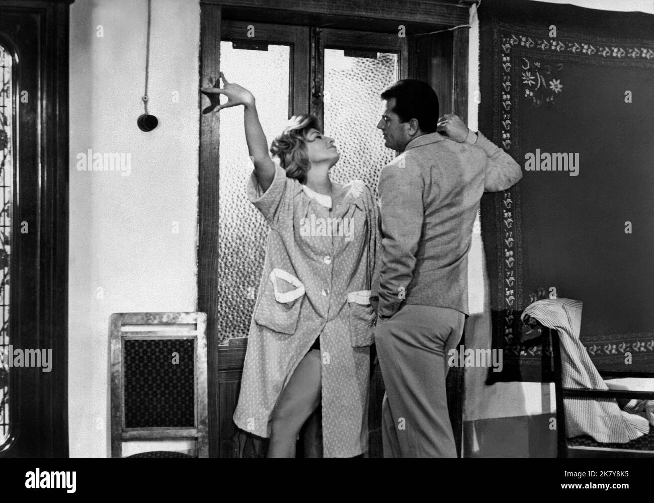 Monica Vitti & Gabriele Ferzetti film: L'avventura; The Adventure; The Fling (1963) personnages: Claudia & Sandro Directeur: Michelangelo Antonioni 29 juin 1960 **AVERTISSEMENT** cette photographie est destinée à un usage éditorial exclusif et est protégée par les droits d'auteur de LA COLLECTION CRITERION et/ou du photographe attribué par la Société de film ou de production et ne peut être reproduite que par des publications en conjonction avec la promotion du film ci-dessus. Un crédit obligatoire pour LA COLLECTE DES CRITÈRES est requis. Le photographe doit également être crédité lorsqu'il est connu. Aucune utilisation commerciale ne peut être accordée sans autorisation écrite Banque D'Images