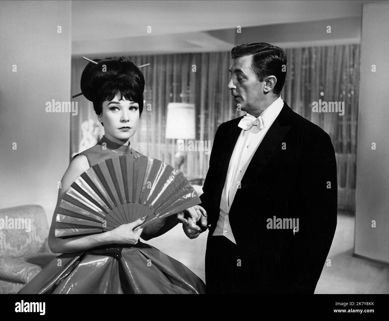 Shirley Maclaine & Robert Mitchum film: What A Way to Go (1964) personnages: Louisa May Foster & Rod Anderson, Jr Directeur: J. Lee Thompson 12 mai 1964 **AVERTISSEMENT** cette photographie est à usage éditorial seulement et est le droit d'auteur de 20th CENTURY FOX et/ou le photographe assigné par la Société de film ou de production et ne peut être reproduit que par des publications en conjonction avec la promotion du film ci-dessus. Un crédit obligatoire à 20th CENTURY FOX est requis. Le photographe doit également être crédité lorsqu'il est connu. Aucune utilisation commerciale ne peut être accordée sans l'autorisation écrite de la Société du film. Banque D'Images