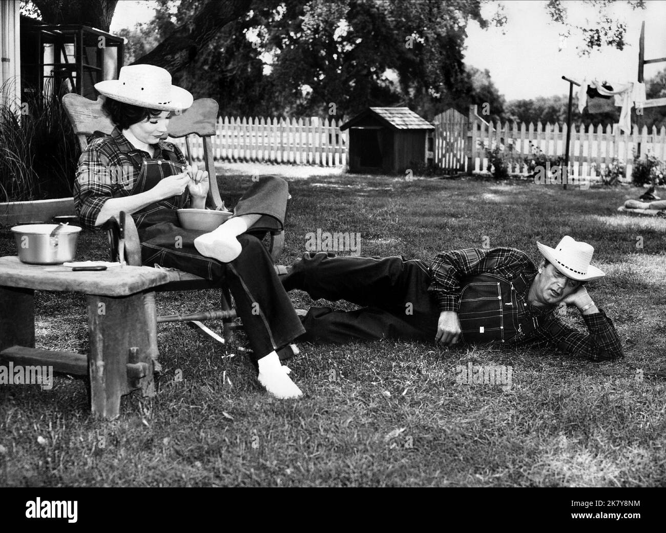 Shirley Maclaine & Robert Mitchum film: What A Way to Go (1964) personnages: Louisa May Foster & Rod Anderson, Jr Directeur: J. Lee Thompson 12 mai 1964 **AVERTISSEMENT** cette photographie est à usage éditorial seulement et est le droit d'auteur de 20th CENTURY FOX et/ou le photographe assigné par la Société de film ou de production et ne peut être reproduit que par des publications en conjonction avec la promotion du film ci-dessus. Un crédit obligatoire à 20th CENTURY FOX est requis. Le photographe doit également être crédité lorsqu'il est connu. Aucune utilisation commerciale ne peut être accordée sans l'autorisation écrite de la Société du film. Banque D'Images