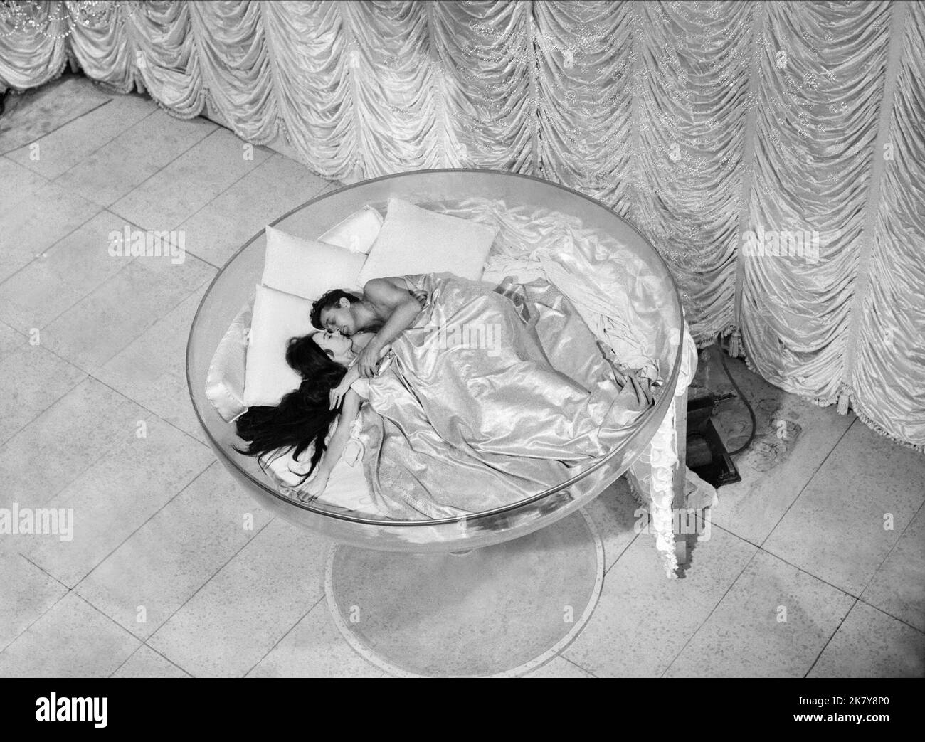 Shirley Maclaine & Robert Mitchum film: What A Way to Go (1964) personnages: Louisa May Foster & Rod Anderson, Jr Directeur: J. Lee Thompson 12 mai 1964 **AVERTISSEMENT** cette photographie est à usage éditorial seulement et est le droit d'auteur de 20th CENTURY FOX et/ou le photographe assigné par la Société de film ou de production et ne peut être reproduit que par des publications en conjonction avec la promotion du film ci-dessus. Un crédit obligatoire à 20th CENTURY FOX est requis. Le photographe doit également être crédité lorsqu'il est connu. Aucune utilisation commerciale ne peut être accordée sans l'autorisation écrite de la Société du film. Banque D'Images