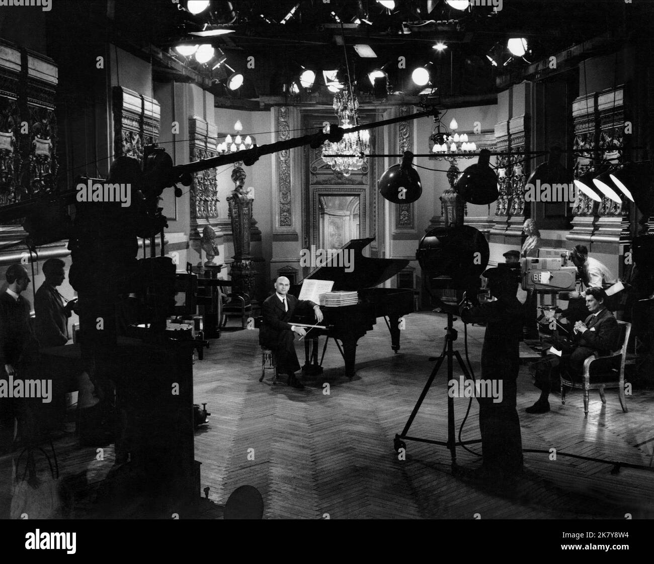 YUL Brynner film une fois de plus, avec Feeling! (1960) personnages : Victor Fabian réalisateur : Stanley Donen 11 février 1960 **AVERTISSEMENT** cette photographie est réservée à un usage éditorial et est protégée par les droits d'auteur de COLUMBIA et/ou du photographe désigné par le film ou la société de production et ne peut être reproduite que par des publications dans le cadre de la promotion du film ci-dessus. Un crédit obligatoire à COLUMBIA est requis. Le photographe doit également être crédité lorsqu'il est connu. Aucune utilisation commerciale ne peut être accordée sans autorisation écrite de The film Company. Banque D'Images