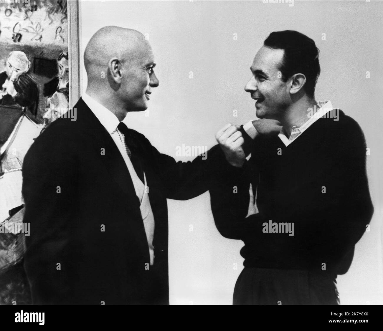 YUL Brynner & Stanley Donen film une fois de plus, avec Feeling! (1961) personnages : Victor Fabian réalisateur : Stanley Donen 11 février 1960 **AVERTISSEMENT** cette photographie est réservée à un usage éditorial et est protégée par les droits d'auteur de COLUMBIA et/ou du photographe désigné par le film ou la société de production et ne peut être reproduite que par des publications dans le cadre de la promotion du film ci-dessus. Un crédit obligatoire à COLUMBIA est requis. Le photographe doit également être crédité lorsqu'il est connu. Aucune utilisation commerciale ne peut être accordée sans autorisation écrite de The film Company. Banque D'Images