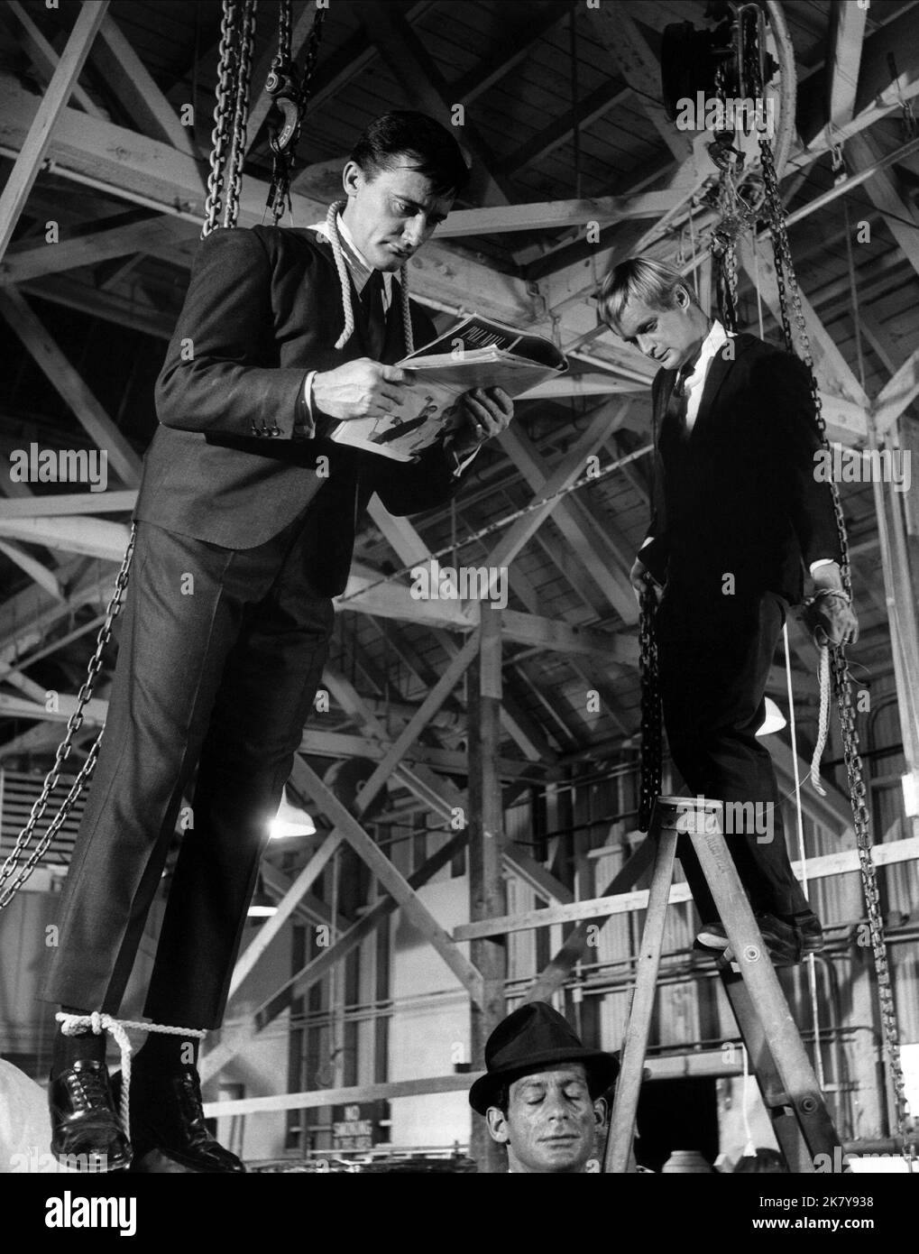 Robert Vaughn & David McCallum Television : The Man from U.N.C.L.E. ; The Man from Uncle (TV-Serie) USA 1964-1968, / Onkel, 'O.N.K.E.l', 'U.N.C.L.E.' 22 septembre 1964 **AVERTISSEMENT** cette photographie est réservée à un usage éditorial et est protégée par le copyright de NBC et/ou du photographe assigné par la société de production et ne peut être reproduite que par des publications dans le cadre de la promotion du film ci-dessus. Un crédit obligatoire à NBC est requis. Le photographe doit également être crédité lorsqu'il est connu. Aucune utilisation commerciale ne peut être accordée sans autorisation écrite de The film Company. Banque D'Images