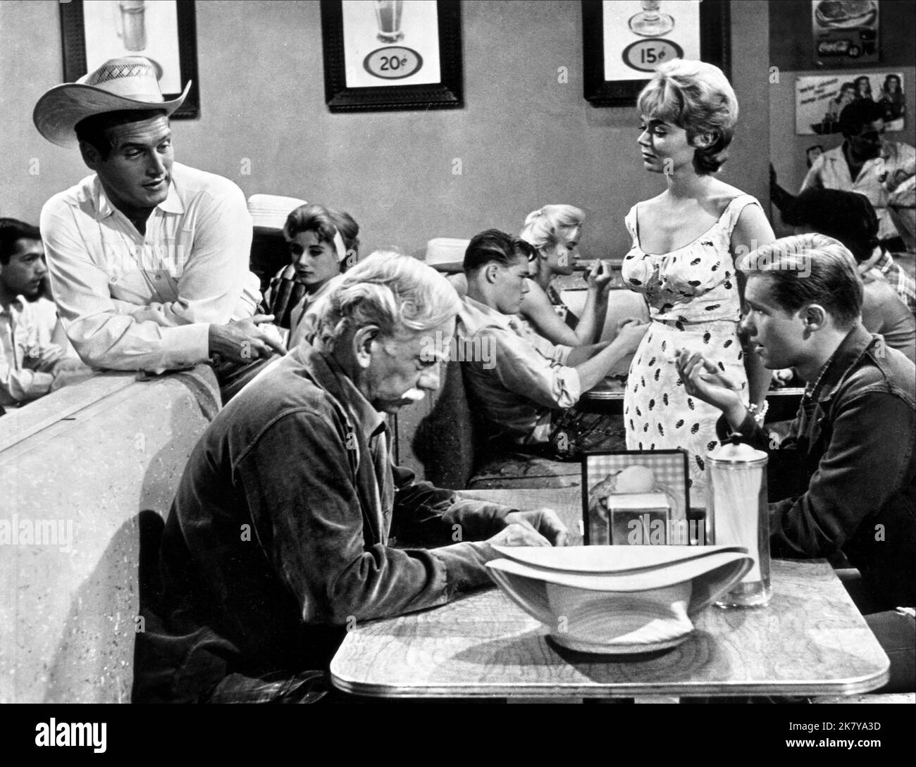 Paul Newman, Melvyn Douglas, Yvette Vickers & Brandon de Wilde film: HUD (USA 1963) personnages: HUD Bannon, Homer Bannon, Lily Peters, Lon 'Lonnie' Bannon (sous le nom de Brandon de Wilde) Directeur: Martin Ritt 28 mai 1963 **AVERTISSEMENT** cette photographie est destinée à un usage éditorial exclusif et est le droit d'auteur de PARAMOUNT et/ou du photographe assigné par la Société de film ou de production et ne peut être reproduite que par des publications en conjonction avec la promotion du film ci-dessus. Un crédit obligatoire pour PARAMOUNT est requis. Le photographe doit également être crédité lorsqu'il est connu. Aucune utilisation commerciale ne peut être accordée avec Banque D'Images