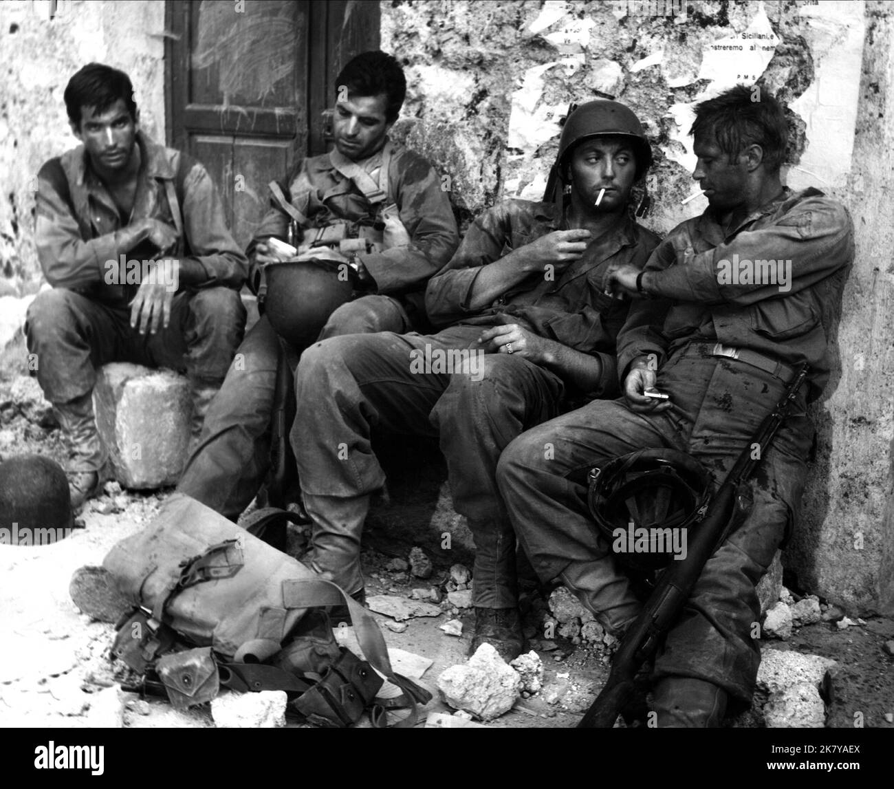 George Hamilton, Vince Edwards, James Mitchum & George Peppard film: The Victors (USA/UK 1963) personnages: Trower, Baker (comme Vincent Edwards), Grogan (comme Jim Mitchum), Cpl. Chase / Literaturverfilmung (basé sur le livre d'Alexander Baron) Directeur: Carl Foreman 18 novembre 1963 **AVERTISSEMENT** cette photographie est destinée à un usage éditorial exclusif et est protégée par les droits d'auteur de COLUMBIA PICTURES et/ou du photographe assigné par la Société de film ou de production et ne peut être reproduite que par des publications en conjonction avec la promotion du film ci-dessus. Un crédit obligatoire pour LES PHOTOS DE COLUMBIA est requis. Le P Banque D'Images