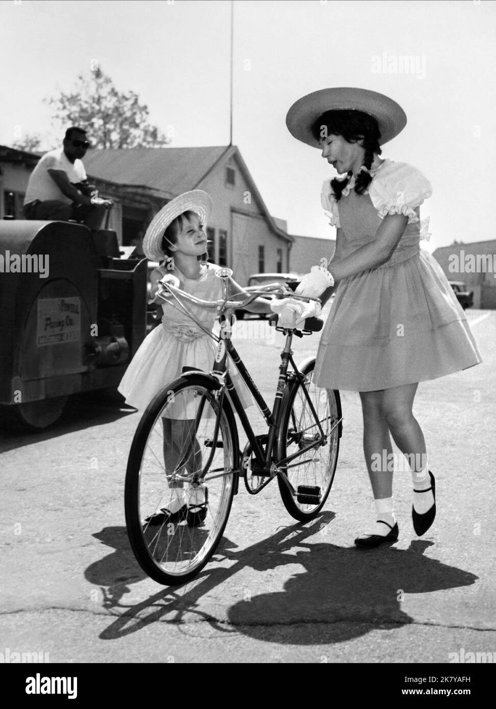 Shirley MacLaine film What A Way to Go (1960) personnages : Louisa May Foster réalisatrice : J. Lee Thompson 12 mai 1964 **AVERTISSEMENT** cette photographie est à usage éditorial seulement et est la propriété de 20TH CENTURY FOX et/ou du photographe désigné par The film or production Company et ne peut être reproduite que par des publications en liaison avec la promotion du film ci-dessus. Un crédit obligatoire pour 20TH CENTURY FOX est requis. Le photographe doit également être crédité lorsqu'il est connu. Aucune utilisation commerciale ne peut être accordée sans autorisation écrite de The film Company. Banque D'Images