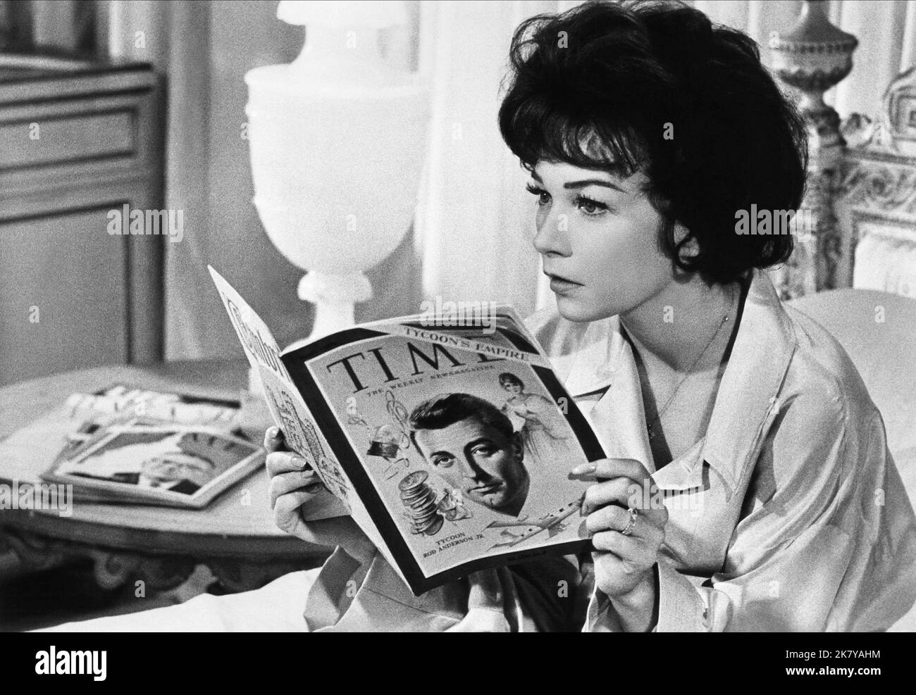 Shirley MacLaine film What A Way to Go (1964) personnages : Louisa May Foster réalisatrice : J. Lee Thompson 12 mai 1964 **AVERTISSEMENT** cette photographie est à usage éditorial seulement et est la propriété de 20TH CENTURY FOX et/ou du photographe désigné par The film or production Company et ne peut être reproduite que par des publications en liaison avec la promotion du film ci-dessus. Un crédit obligatoire pour 20TH CENTURY FOX est requis. Le photographe doit également être crédité lorsqu'il est connu. Aucune utilisation commerciale ne peut être accordée sans autorisation écrite de The film Company. Banque D'Images