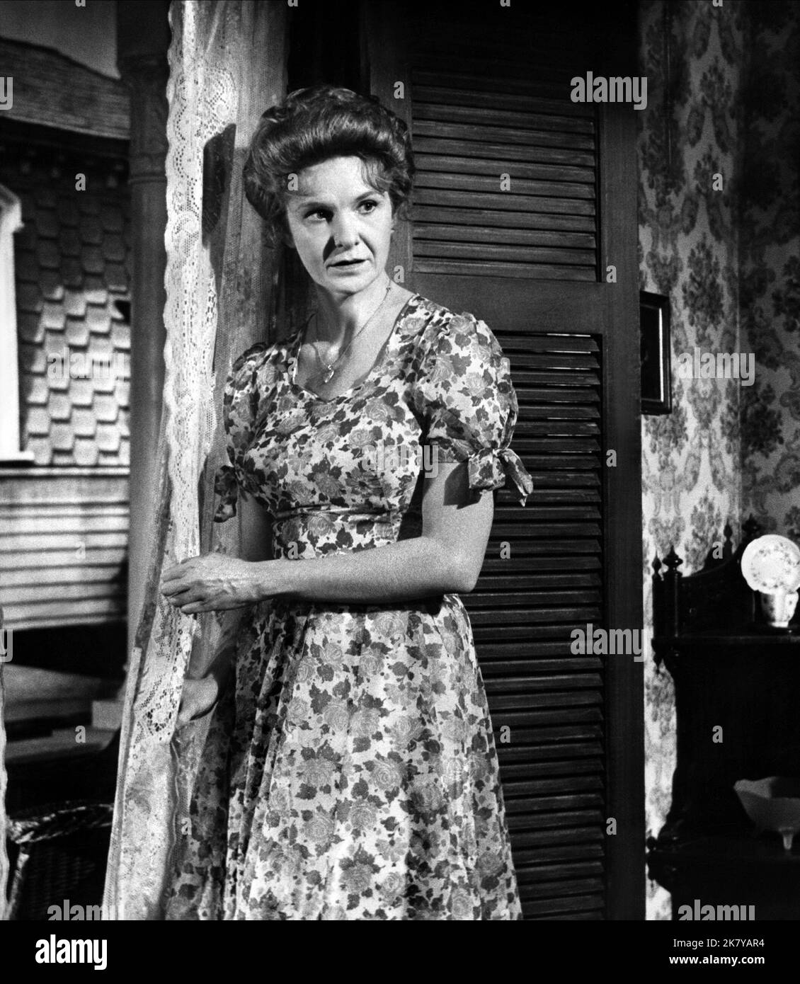 Geraldine page film Toys in the Attic (1963) personnages : Carrie Berniers réalisateur : George Roy Hill 31 juillet 1963 **AVERTISSEMENT** cette photographie est à usage éditorial exclusif et est la propriété intellectuelle de MEADWAY-CLAUDE PRODUCTIONS et/ou du photographe désigné par le film ou la Société de production et ne peut être reproduite que par des publications en liaison avec la promotion du film ci-dessus. Un crédit obligatoire à MEADWAY-CLAUDE PRODUCTIONS est requis. Le photographe doit également être crédité lorsqu'il est connu. Aucune utilisation commerciale ne peut être accordée sans autorisation écrite de The film Company. Banque D'Images