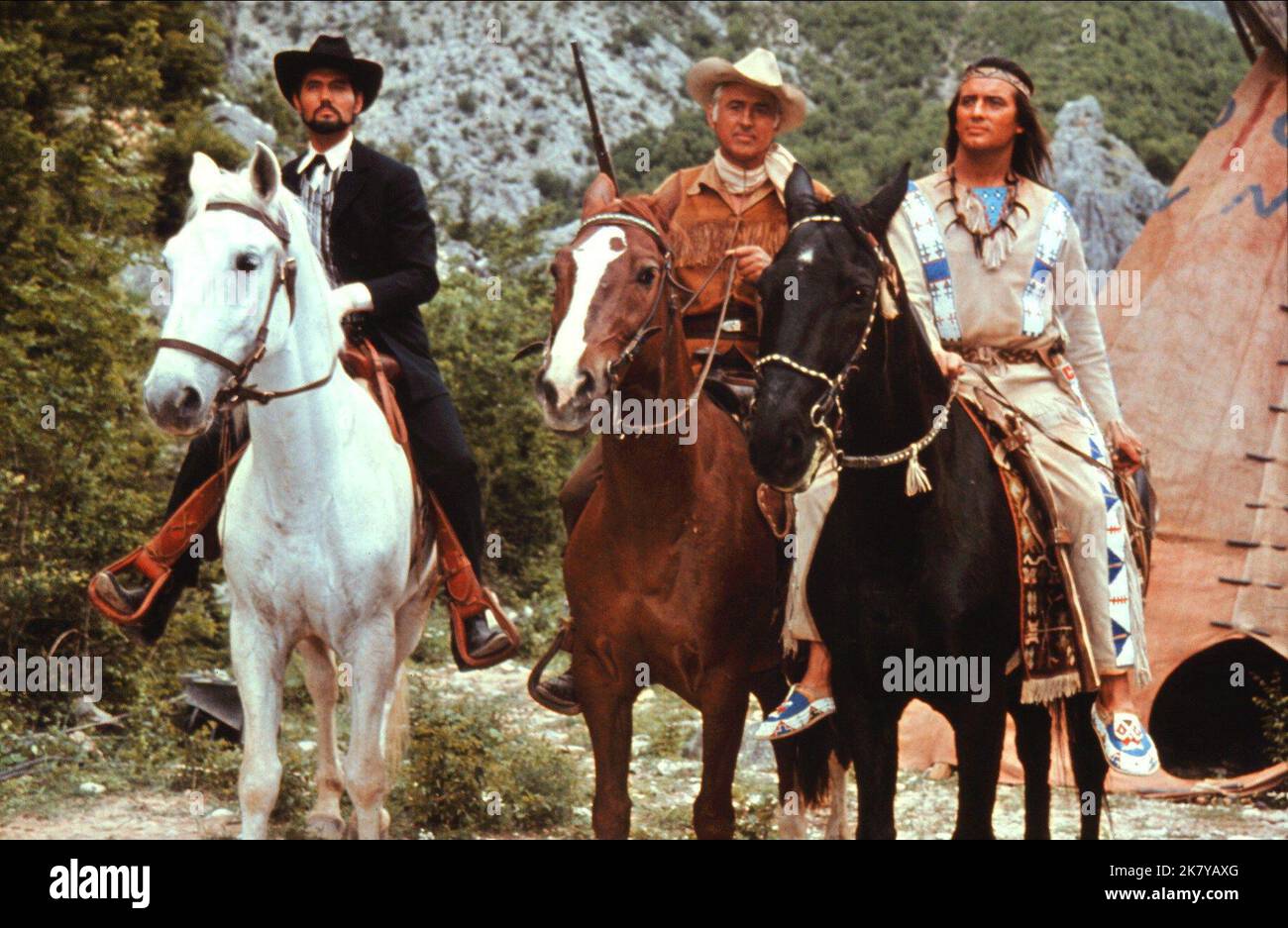 Harald Leipnitz, Stewart Granger & Pierre Brice film : The Oil Prince (DE/YU 1965) personnages : The Oilprince, Old Surehand, Winnetou Directeur : Harald Philipp 25 août 1965 **AVERTISSEMENT** cette photographie est à usage éditorial exclusif et est le copyright de RIALTO et/ou le photographe assigné par la Société de film ou de production et ne peut être reproduite que par des publications dans le cadre de la promotion du film ci-dessus. Un crédit obligatoire pour RIALTO est requis. Le photographe doit également être crédité lorsqu'il est connu. Aucune utilisation commerciale ne peut être accordée sans l'autorisation écrite de la Société du film. Banque D'Images