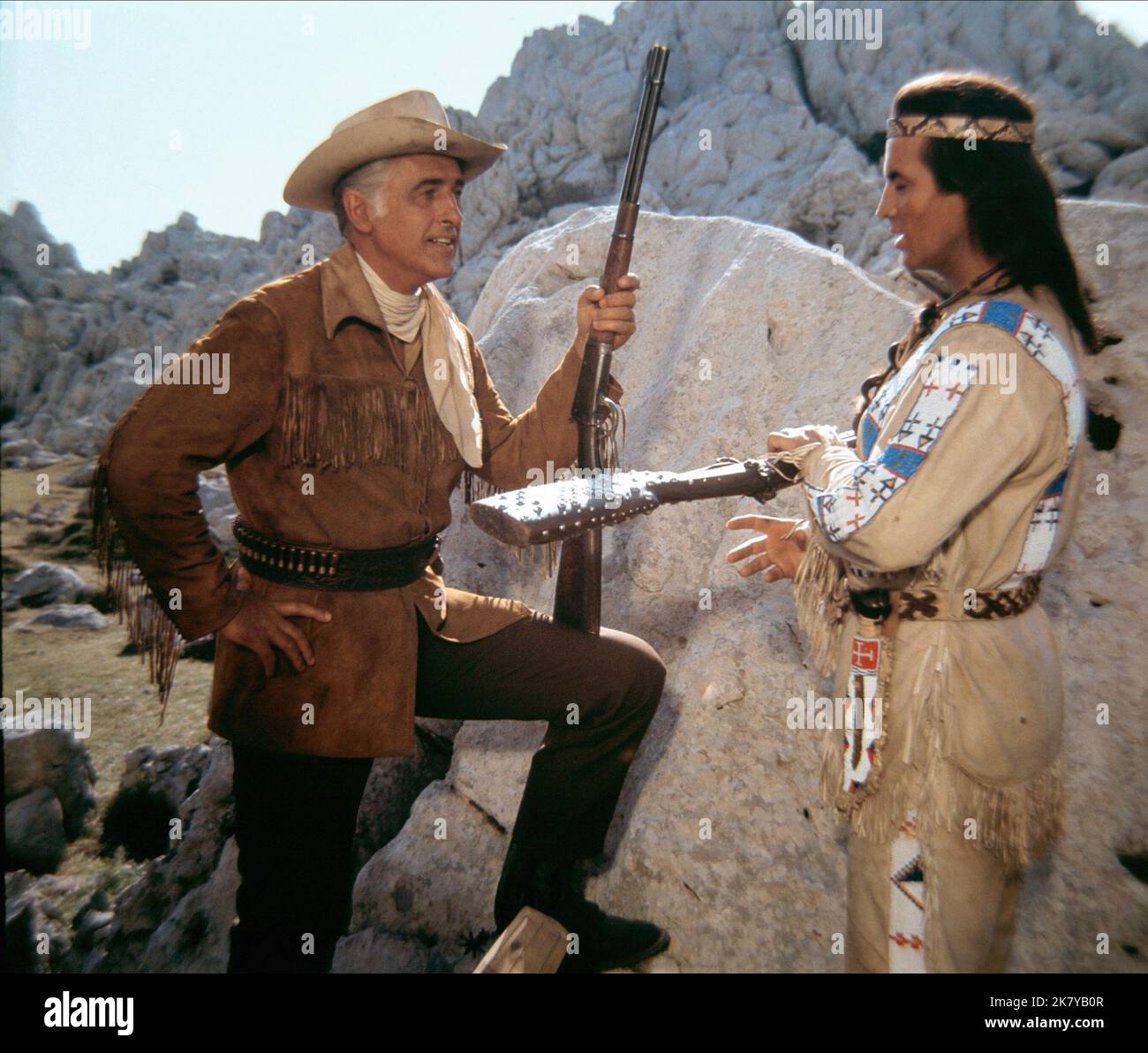Stewart Granger & Pierre Brice film Old Surehand (DE/YU 1965) personnages : Old Surehand, Winnetou réalisateur : Alfred Vohrer 14 décembre 1965 **AVERTISSEMENT** cette photographie est à usage éditorial exclusif et est la propriété de RIALTO et/ou du photographe assigné par la société de production et ne peut être reproduite que par des publications en liaison avec la promotion du film ci-dessus. Un crédit obligatoire au RIALTO est requis. Le photographe doit également être crédité lorsqu'il est connu. Aucune utilisation commerciale ne peut être accordée sans autorisation écrite de The film Company. Banque D'Images