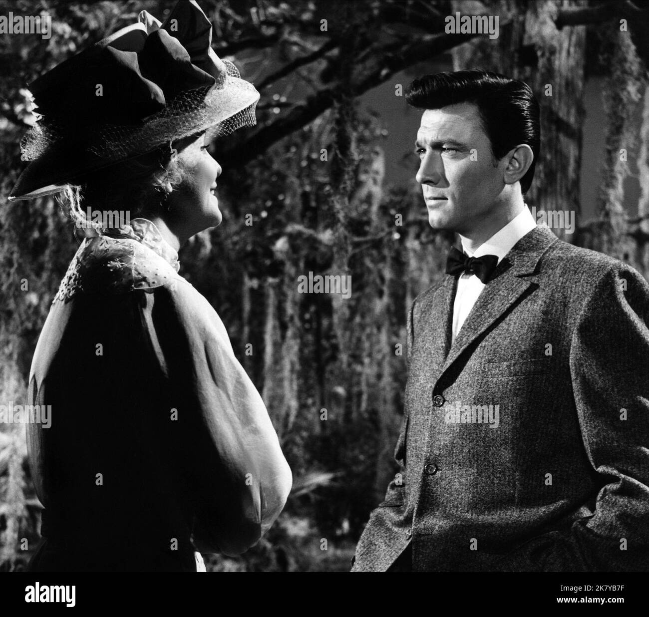 Geraldine page & Laurence Harvey film Summer and Smoke (1961) personnages : Alma Winemiller, John Buchanan, Jr réalisateur : Peter Glenville 16 novembre 1961 **AVERTISSEMENT** cette photographie est à usage éditorial exclusif et est la propriété de PARAMOUNT et/ou du photographe assigné par la société de production et ne peut être reproduite que par des publications en liaison avec la promotion du film ci-dessus. Un crédit obligatoire à PARAMOUNT est requis. Le photographe doit également être crédité lorsqu'il est connu. Aucune utilisation commerciale ne peut être accordée sans autorisation écrite de The film Company. Banque D'Images
