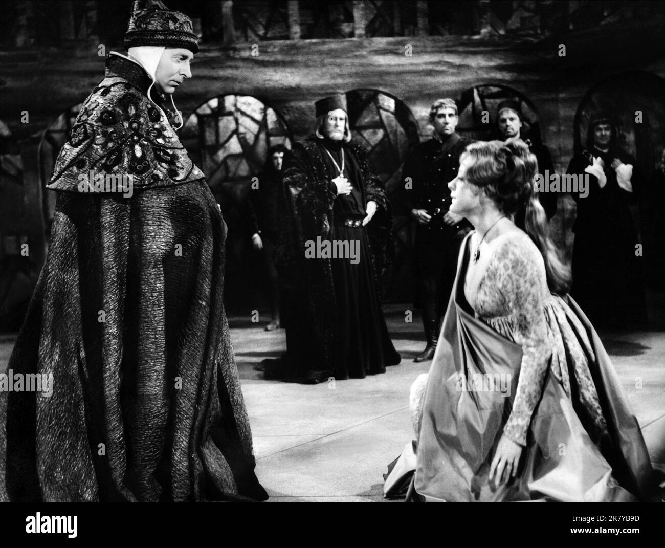 Maggie Smith film: Othello (UK 1965) personnages: Desdemona Directeur: Stuart Burge 15 décembre 1965 **AVERTISSEMENT** cette photo est destinée à un usage éditorial exclusif et est le copyright de WARNER BROS. Et/ou le photographe désigné par la Société de film ou de production et ne peut être reproduit que par des publications en conjonction avec la promotion du film ci-dessus. Crédit obligatoire pour WARNER BROS. est obligatoire. Le photographe doit également être crédité lorsqu'il est connu. Aucune utilisation commerciale ne peut être accordée sans l'autorisation écrite de la Société du film. Banque D'Images