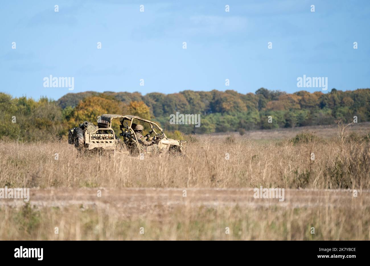 Polaris MRZR-D4 UTV (véhicule utilitaire) transportant des soldats de 40 Commando Royal Marines lors d'un exercice militaire, Wiltshire, Royaume-Uni Banque D'Images