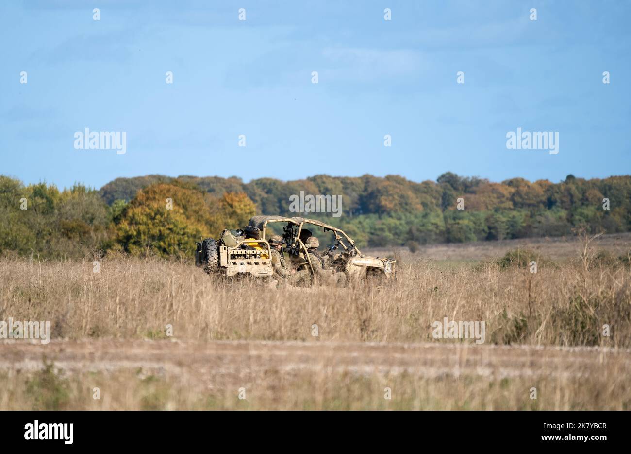 Polaris MRZR-D4 UTV (véhicule utilitaire) transportant des soldats de 40 Commando Royal Marines lors d'un exercice militaire, Wiltshire, Royaume-Uni Banque D'Images