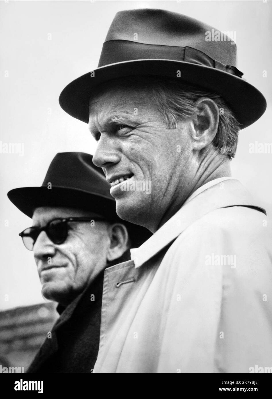 Spencer Tracy & Richard Widmark film: Jugement à Nuremberg; jugement à Nuremberg (USA 1963) personnages: Chief Judge Dan Haywood, Col. TAD Lawson Directeur: Stanley Kramer 14 décembre 1961 **AVERTISSEMENT** cette photographie est destinée à un usage éditorial exclusif et est protégée par les droits d'auteur des ARTISTES UNIS et/ou du photographe assigné par la Société de film ou de production et ne peut être reproduite que par des publications dans le cadre de la promotion du film ci-dessus. Un crédit obligatoire pour LES ARTISTES UNIS est requis. Le photographe doit également être crédité lorsqu'il est connu. Aucune utilisation commerciale ne peut être accordée sans écrit Banque D'Images