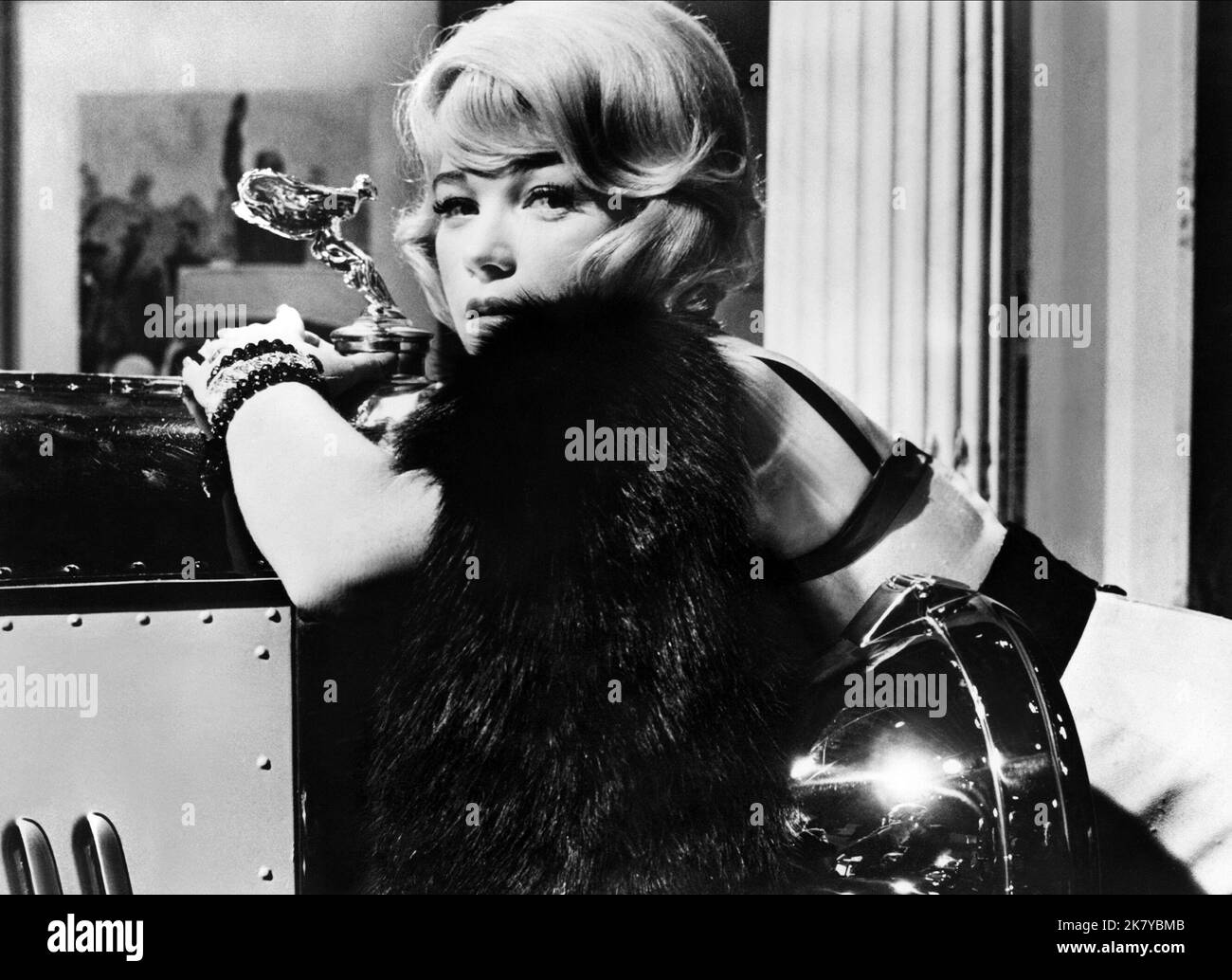 Shirley MacLaine film The Yellow Rolls-Royce (UK 1964) personnages : Mae Jenkins réalisateur : Anthony Asquith 31 décembre 1964 **AVERTISSEMENT** cette photographie est réservée à un usage éditorial et est la propriété de MGM et/ou du photographe désigné par la société de production et ne peut être reproduite que par des publications en liaison avec la promotion du film ci-dessus. Un crédit obligatoire à MGM est requis. Le photographe doit également être crédité lorsqu'il est connu. Aucune utilisation commerciale ne peut être accordée sans autorisation écrite de The film Company. Banque D'Images