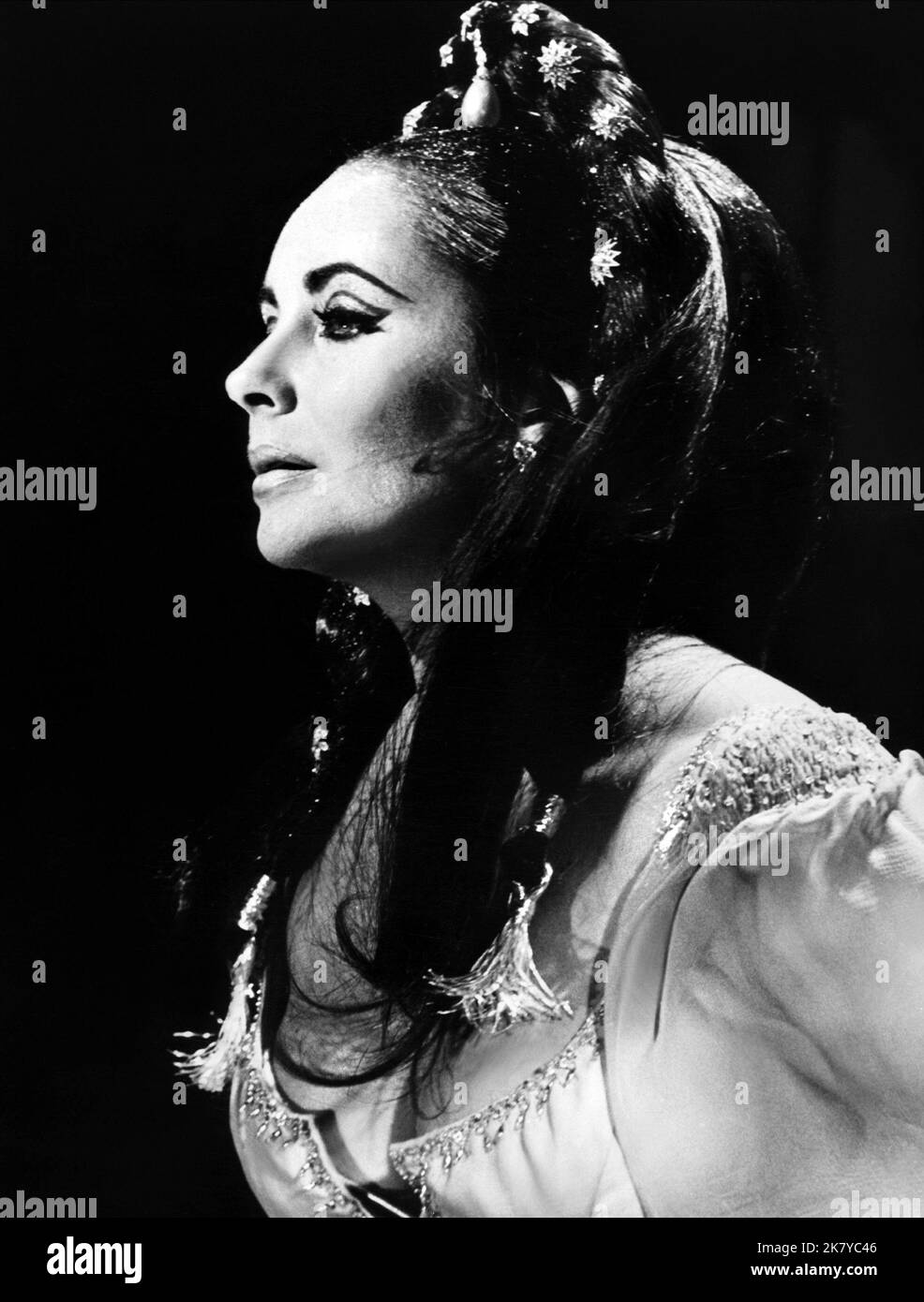 Elizabeth Taylor film: Docteur Faustus (1967) personnages: Helen de Troy Directeur: Nevill Coghill 10 octobre 1967 **AVERTISSEMENT** cette photographie est destinée à un usage éditorial exclusif et est protégée par les droits d'auteur de NASSAU et/ou du photographe assigné par la Société de film ou de production et ne peut être reproduite que par des publications dans le cadre de la promotion du film ci-dessus. Un crédit obligatoire pour NASSAU est requis. Le photographe doit également être crédité lorsqu'il est connu. Aucune utilisation commerciale ne peut être accordée sans l'autorisation écrite de la Société du film. Banque D'Images