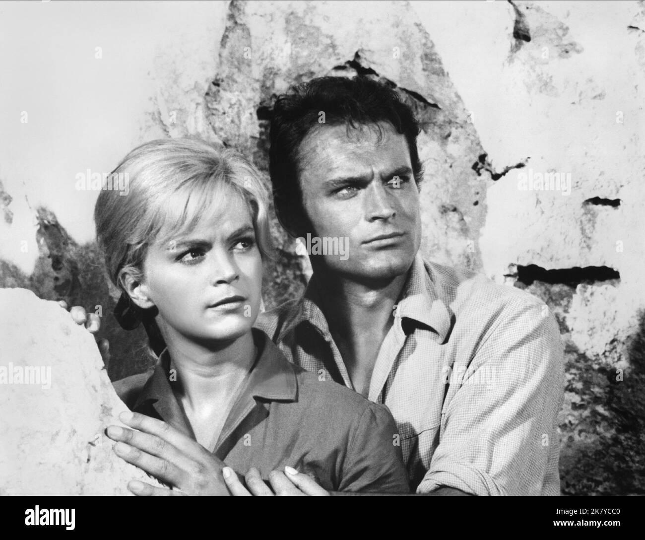 Leticia Roman & Terence Hill film Old Surehand (DE/YU 1965) personnages : Judith, Toby réalisateur : Alfred Vohrer 14 décembre 1965 **AVERTISSEMENT** cette photographie est réservée à un usage éditorial et est la propriété de RIALTO et/ou du photographe désigné par la société de production et ne peut être reproduite que par des publications en liaison avec la promotion du film ci-dessus. Un crédit obligatoire au RIALTO est requis. Le photographe doit également être crédité lorsqu'il est connu. Aucune utilisation commerciale ne peut être accordée sans autorisation écrite de The film Company. Banque D'Images
