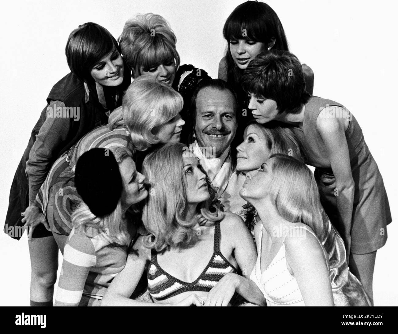 Scène avec Terry-Thomas Television : The Old Campaigner (1961) personnages : AVEC James Franklin-Jones ('FJ') (7 épisodes, 1967-1969) 16 octobre 1965 **AVERTISSEMENT** cette photographie est à usage éditorial seulement et est la propriété intellectuelle de la BBC et/ou du photographe assigné par The film or production Company et ne peut être reproduite que par des publications en liaison avec la promotion du film ci-dessus. Un crédit obligatoire à BBC est requis. Le photographe doit également être crédité lorsqu'il est connu. Aucune utilisation commerciale ne peut être accordée sans autorisation écrite de The film Company. Banque D'Images