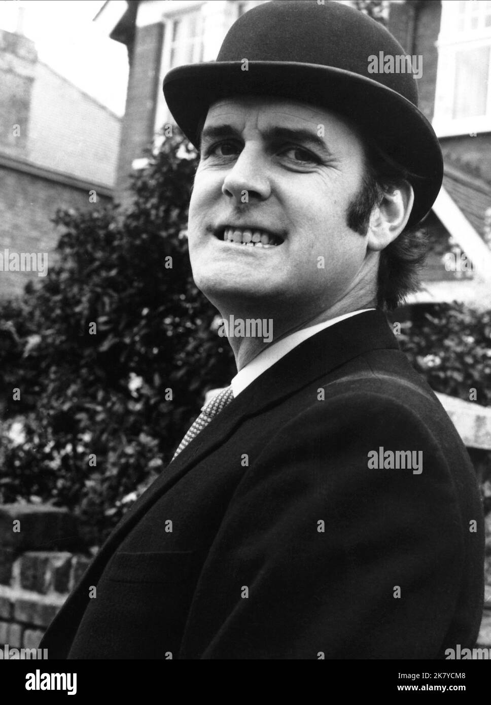 John Cleese Television: Monty Python'S Flying Circus (TV-Serie) personnages: M. Teabag, fonctionnaire britannique 1969-1974, / Episode 2,1: 'Dinsdale!' (Dir. Ian Macnaughton, 1970) 05 octobre 1969 **AVERTISSEMENT** cette photographie est à usage éditorial exclusif et est protégée par les droits d'auteur des IMAGES BBCPYTHON (MONTY) et/ou du photographe désigné par la Société du film ou de la production et ne peut être reproduite que par des publications dans le cadre de la promotion du film ci-dessus. Un crédit obligatoire pour LES PHOTOS BBCPYTHON (MONTY) est requis. Le photographe doit également être crédité lorsqu'il est connu. Aucune utilisation commerciale ne peut Banque D'Images John Cleese Television: Monty Python'S Flying Circus (TV-Serie) personnages: M. Teabag, fonctionnaire britannique 1969-1974, / Episode 2,1: 'Dinsdale!' (Dir. Ian Macnaughton, 1970) 05 octobre 1969 **AVERTISSEMENT** cette photographie est à usage éditorial exclusif et est protégée par les droits d'auteur des IMAGES BBCPYTHON (MONTY) et/ou du photographe désigné par la Société du film ou de la production et ne peut être reproduite que par des publications dans le cadre de la promotion du film ci-dessus. Un crédit obligatoire pour LES PHOTOS BBCPYTHON (MONTY) est requis. Le photographe doit également être crédité lorsqu'il est connu. Aucune utilisation commerciale ne peut Banque D'Images