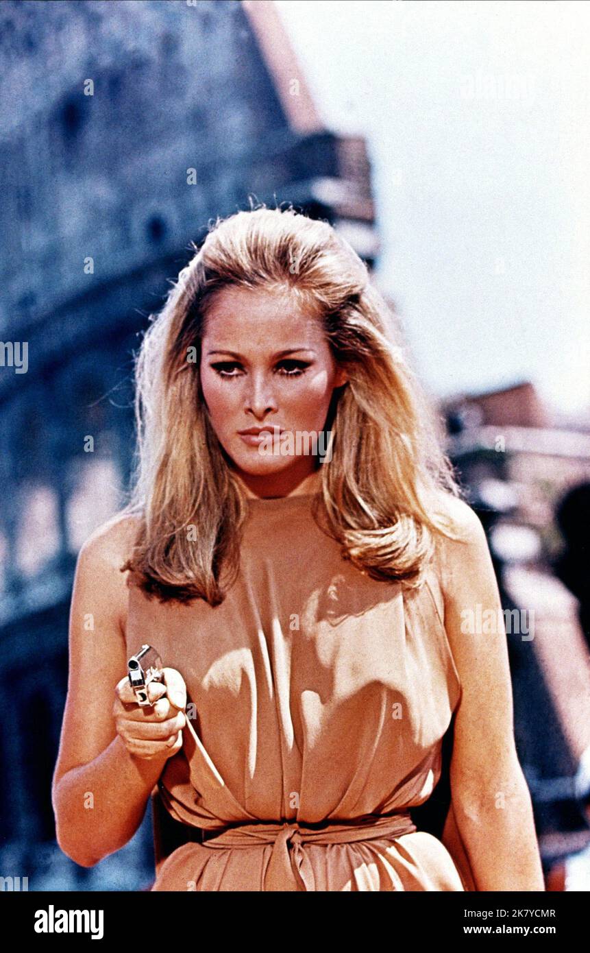 Ursula Andress film: Casino Royale (UK/USA 1967) personnages: Vesper Lynd Regie: Ken Hughes, John Huston, Joseph McGrath, Robert Parrish, Val Guest, Directeur: K Hughes, J Huston, autres 13 avril 1967 **AVERTISSEMENT** cette photographie est à usage éditorial exclusif et est protégée par les droits d'auteur de COLUMBIA et/ou du photographe assigné par la Société de film ou de production et ne peut être reproduite que par des publications dans le cadre de la promotion du film ci-dessus. Un crédit obligatoire pour LA COLOMBIE est requis. Le photographe doit également être crédité lorsqu'il est connu. Aucune utilisation commerciale ne peut être accordée sans au écrit Banque D'Images