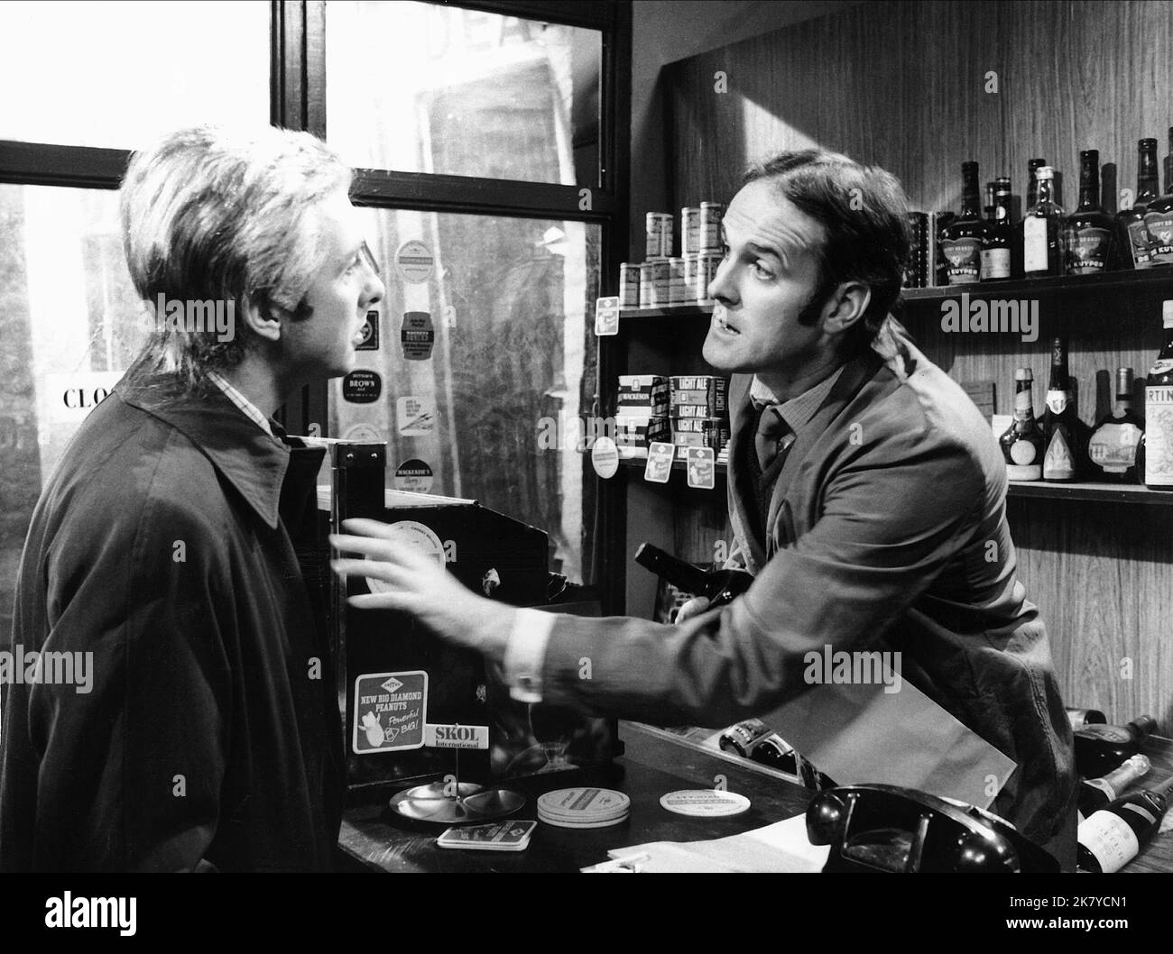 Eric Idle & John Cleese Television : Monty Python'S Flying Circus (TV-Serie) UK 1969-1974, 05 octobre 1969 **AVERTISSEMENT** cette photographie est réservée à un usage éditorial et est protégée par les droits d'auteur de BBCPYTHON (MONTY) PICTURES et/ou du photographe désigné par The film or production Company et ne peut être reproduite que par des publications en liaison avec la promotion du film ci-dessus. Un crédit obligatoire pour BBCPYTHON (MONTY) PICTURES est requis. Le photographe doit également être crédité lorsqu'il est connu. Aucune utilisation commerciale ne peut être accordée sans autorisation écrite de The film Company. Banque D'Images Eric Idle & John Cleese Television : Monty Python'S Flying Circus (TV-Serie) UK 1969-1974, 05 octobre 1969 **AVERTISSEMENT** cette photographie est réservée à un usage éditorial et est protégée par les droits d'auteur de BBCPYTHON (MONTY) PICTURES et/ou du photographe désigné par The film or production Company et ne peut être reproduite que par des publications en liaison avec la promotion du film ci-dessus. Un crédit obligatoire pour BBCPYTHON (MONTY) PICTURES est requis. Le photographe doit également être crédité lorsqu'il est connu. Aucune utilisation commerciale ne peut être accordée sans autorisation écrite de The film Company. Banque D'Images