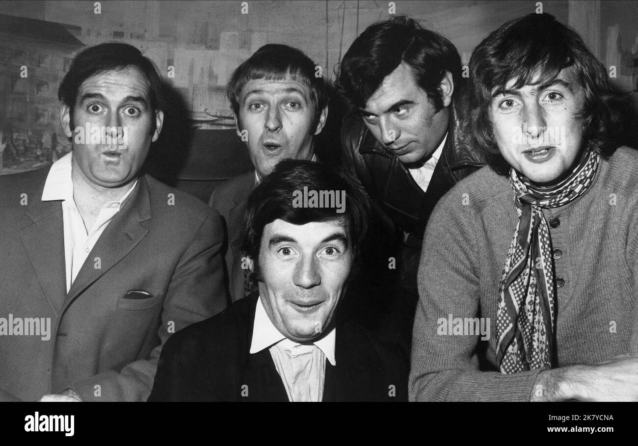 John Cleese, Graham Chapman, Michael Palin, Terry Jones & Eric Idle Television: Monty Python'S Flying Circus (TV-Serie) personnages: Royaume-Uni 1969-1974, 05 octobre 1969 **AVERTISSEMENT** cette photographie est destinée à un usage éditorial exclusif et est protégée par les droits d'auteur des IMAGES BBCPYTHON (MONTY) et/ou du photographe désigné par la Société de film ou de production et ne peut être reproduite que par des publications dans le cadre de la promotion du film ci-dessus. Un crédit obligatoire pour LES PHOTOS BBCPYTHON (MONTY) est requis. Le photographe doit également être crédité lorsqu'il est connu. Aucune utilisation commerciale ne peut être accordée sans un Banque D'Images John Cleese, Graham Chapman, Michael Palin, Terry Jones & Eric Idle Television: Monty Python'S Flying Circus (TV-Serie) personnages: Royaume-Uni 1969-1974, 05 octobre 1969 **AVERTISSEMENT** cette photographie est destinée à un usage éditorial exclusif et est protégée par les droits d'auteur des IMAGES BBCPYTHON (MONTY) et/ou du photographe désigné par la Société de film ou de production et ne peut être reproduite que par des publications dans le cadre de la promotion du film ci-dessus. Un crédit obligatoire pour LES PHOTOS BBCPYTHON (MONTY) est requis. Le photographe doit également être crédité lorsqu'il est connu. Aucune utilisation commerciale ne peut être accordée sans un Banque D'Images