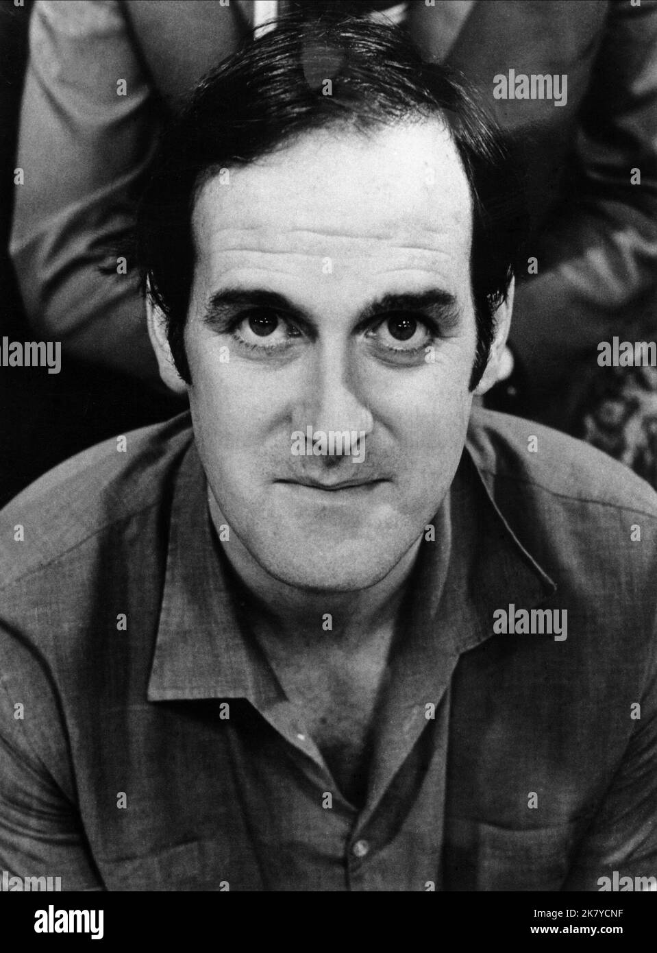 John Cleese Television : Monty Python'S Flying Circus (TV-Serie) UK 1969-1974, 05 octobre 1969 **AVERTISSEMENT** cette photographie est réservée à un usage éditorial et est la propriété de BBCPYTHON (MONTY) PICTURES et/ou du photographe désigné par The film or production Company et ne peut être reproduite que par des publications en liaison avec la promotion du film ci-dessus. Un crédit obligatoire pour BBCPYTHON (MONTY) PICTURES est requis. Le photographe doit également être crédité lorsqu'il est connu. Aucune utilisation commerciale ne peut être accordée sans autorisation écrite de The film Company. Banque D'Images John Cleese Television : Monty Python'S Flying Circus (TV-Serie) UK 1969-1974, 05 octobre 1969 **AVERTISSEMENT** cette photographie est réservée à un usage éditorial et est la propriété de BBCPYTHON (MONTY) PICTURES et/ou du photographe désigné par The film or production Company et ne peut être reproduite que par des publications en liaison avec la promotion du film ci-dessus. Un crédit obligatoire pour BBCPYTHON (MONTY) PICTURES est requis. Le photographe doit également être crédité lorsqu'il est connu. Aucune utilisation commerciale ne peut être accordée sans autorisation écrite de The film Company. Banque D'Images