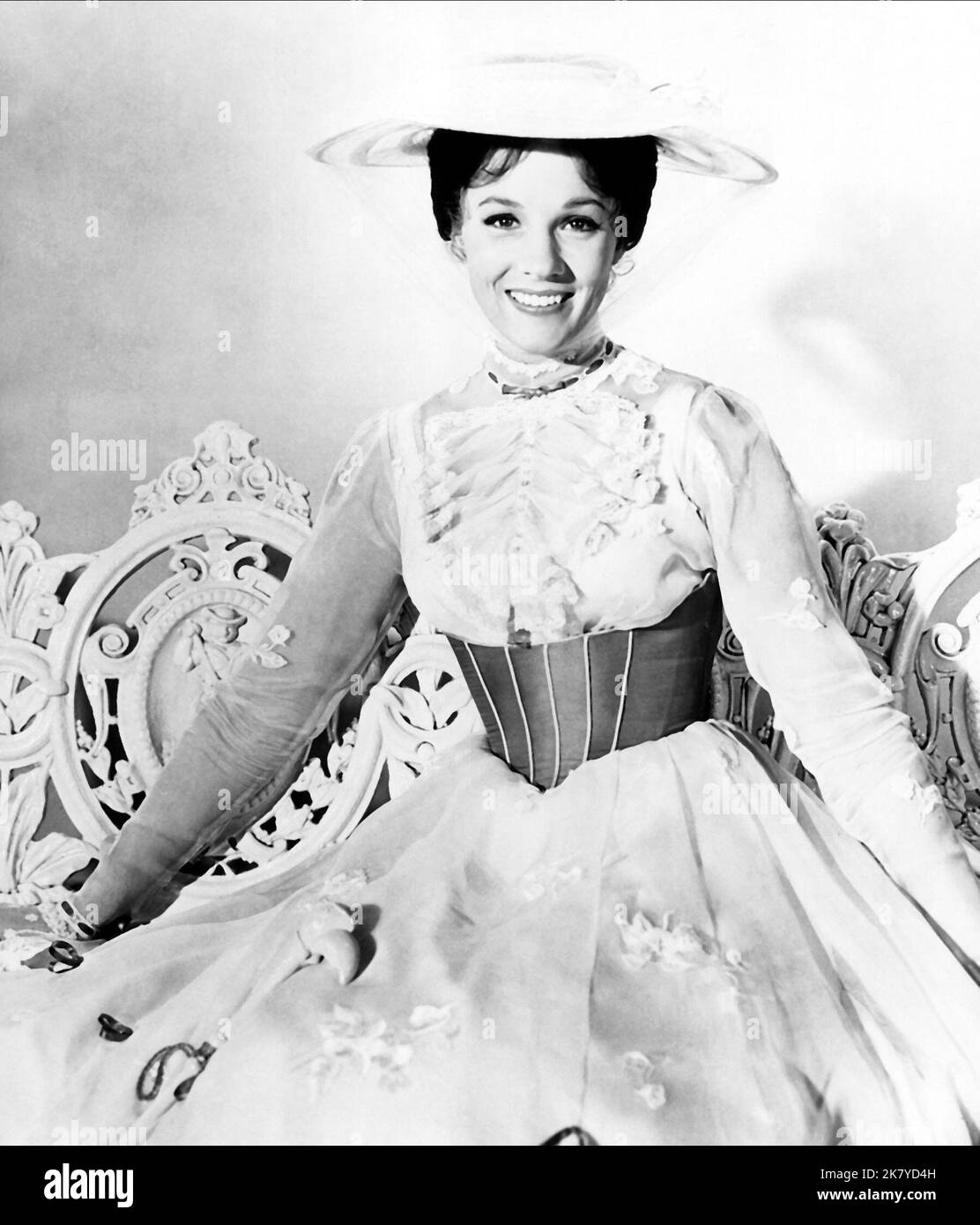 Julie Andrews film: Mary Poppins (USA 1964) personnages: Mary Poppins / Literurverfilmung (basé sur les Livres de P.L. Travers) Directeur : Robert Stevenson 27 août 1964 **AVERTISSEMENT** cette photographie est destinée à un usage éditorial exclusif et est protégée par les droits d'auteur de WALT DISNEY PRODUCTIONS et/ou du photographe attribué par la Société de film ou de production et ne peut être reproduite que par des publications dans le cadre de la promotion du film ci-dessus. Un crédit obligatoire pour LES PRODUCTIONS WALT DISNEY est requis. Le photographe doit également être crédité lorsqu'il est connu. Aucune utilisation commerciale ne peut être accordée sans aut écrit Banque D'Images