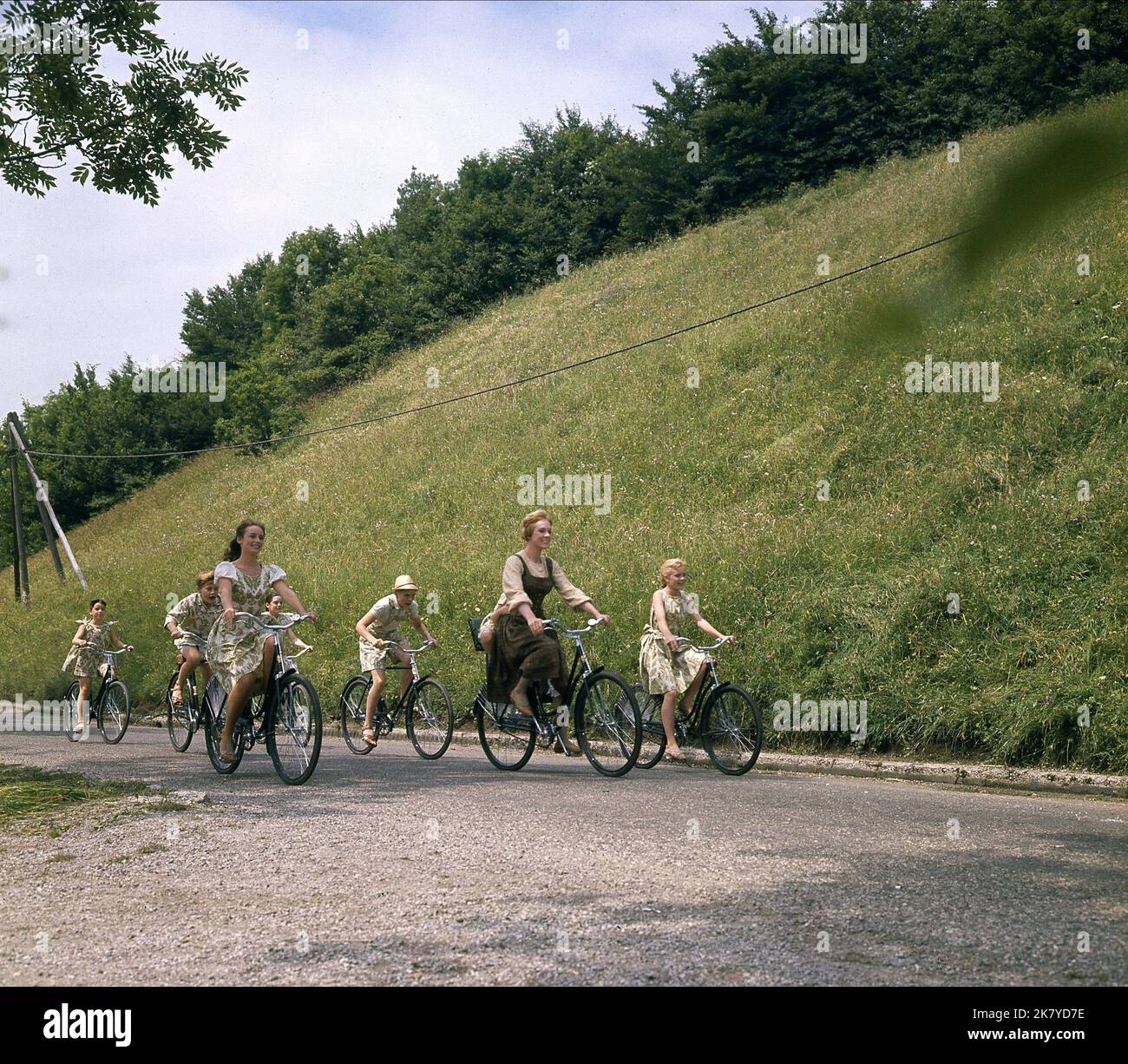 Charmian Carr, Kym Carath, Nicholas Hammond, Julie Andrews, Debbie Turner, Heather Menzies-Urich & Duane Chase film: The Sound of Music (USA 1965) personnages: Liesl, Gretl, Friedrich, Maria, Marta, Louisa, Kurt Directeur: Robert Wise 02 mars 1965 **AVERTISSEMENT** cette photographie est à usage éditorial seulement et est le droit d'auteur de 20th CENTURY FOX et/ou le photographe assigné par la Société du film ou de la production et ne peut être reproduit que par des publications dans le cadre de la promotion du film ci-dessus. Un crédit obligatoire à 20th CENTURY FOX est requis. Le photographe doit également être crédité Banque D'Images