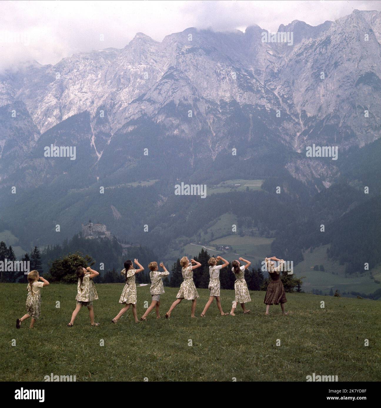 Charmian Carr, Kym Carath, Nicholas Hammond, Julie Andrews, Debbie Turner, Heather Menzies-Urich & Duane Chase film: The Sound of Music (USA 1965) personnages: Liesl, Gretl, Friedrich, Maria, Marta, Louisa, Kurt Directeur: Robert Wise 02 mars 1965 **AVERTISSEMENT** cette photographie est à usage éditorial seulement et est le droit d'auteur de 20th CENTURY FOX et/ou le photographe assigné par la Société du film ou de la production et ne peut être reproduit que par des publications dans le cadre de la promotion du film ci-dessus. Un crédit obligatoire à 20th CENTURY FOX est requis. Le photographe doit également être crédité Banque D'Images
