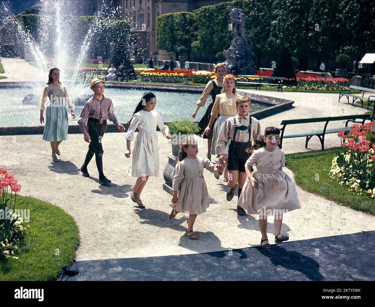Charmian Carr, Kym Carath, Nicholas Hammond, Julie Andrews, Debbie Turner, Heather Menzies-Urich & Duane Chase film: The Sound of Music (USA 1965) personnages: Liesl, Gretl, Friedrich, Maria, Marta, Louisa, Kurt Directeur: Robert Wise 02 mars 1965 **AVERTISSEMENT** cette photographie est à usage éditorial seulement et est le droit d'auteur de 20th CENTURY FOX et/ou le photographe assigné par la Société du film ou de la production et ne peut être reproduit que par des publications dans le cadre de la promotion du film ci-dessus. Un crédit obligatoire à 20th CENTURY FOX est requis. Le photographe doit également être crédité Banque D'Images