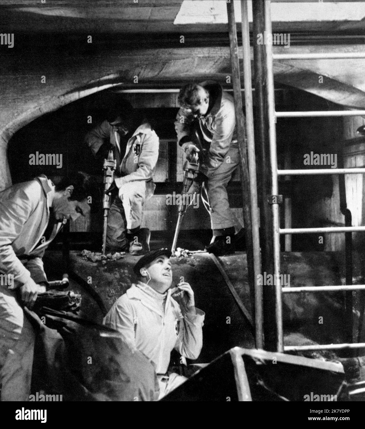 Bank RAID film Seven Golden Men Strike Again (1962) réalisateur : Marco Vicario 21 octobre 1965 **AVERTISSEMENT** cette photographie est à usage éditorial exclusif et est protégée par les droits d'auteur de The film Company et/ou du photographe désigné par The film or production Company et ne peut être reproduite que par des publications en liaison avec la promotion du film ci-dessus. Un crédit obligatoire à The film Company est requis. Le photographe doit également être crédité lorsqu'il est connu. Aucune utilisation commerciale ne peut être accordée sans autorisation écrite de The film Company. Banque D'Images